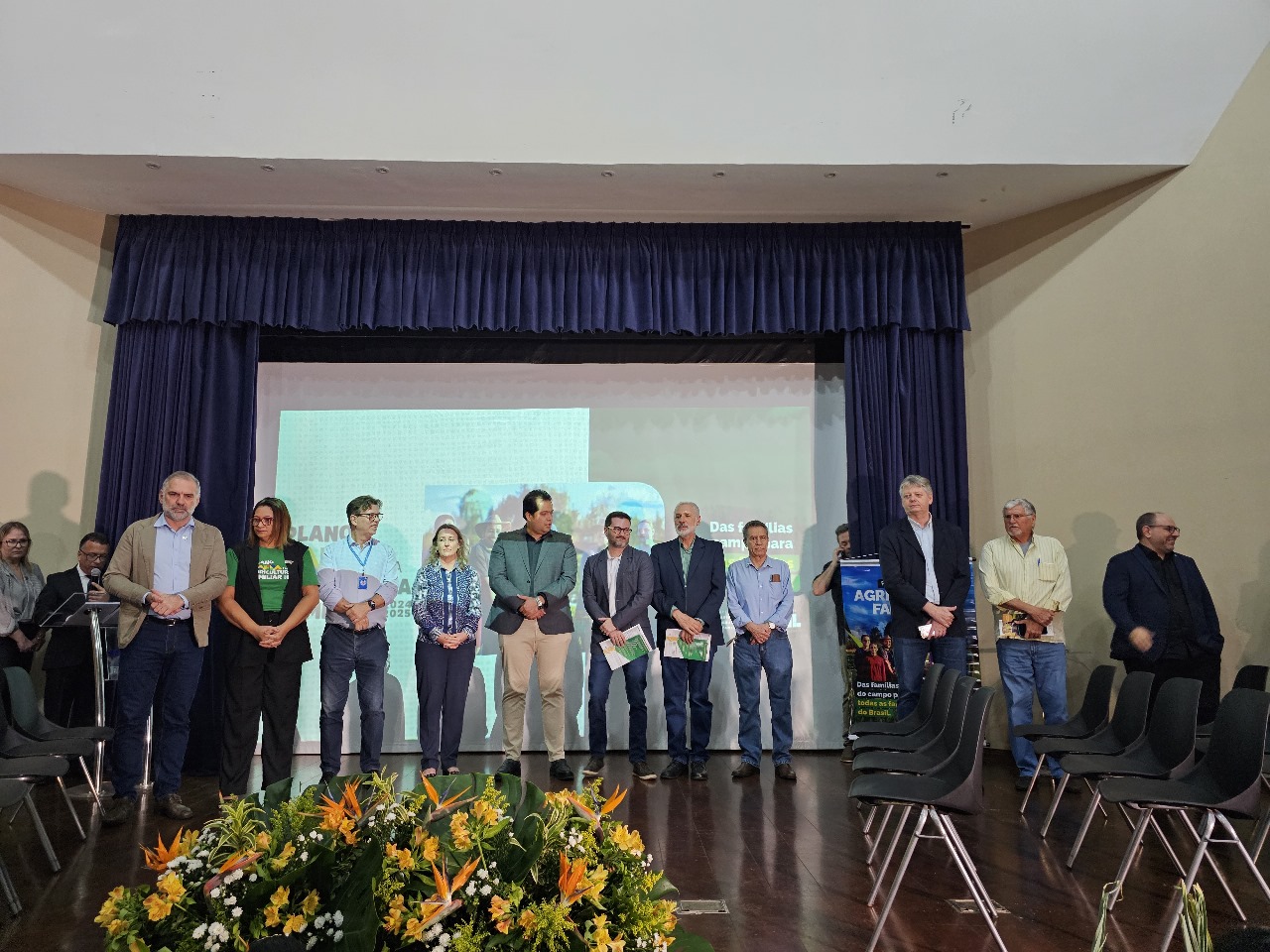 O deputado estadual e ex-governador Zeca do PT aparece como o segundo da esquerda para a direita na imagem. Foto: Mairinco de Pauda