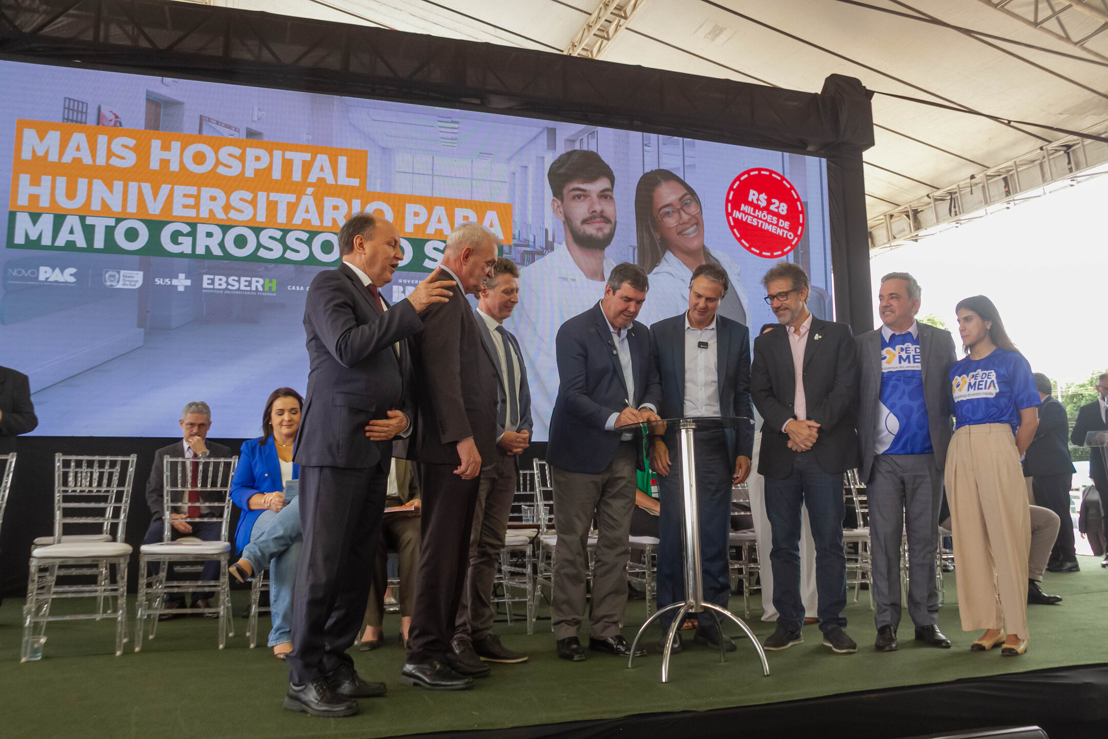 Eduardo Riedel (PSDB) assina a autorização para o repasse de R$ 28 milhões ao Hospital Universitário da UFGD, que expandirá a Unidade de Crianças e Mulheres, atendendo 34 municípios da região. Foto: Tero Queiroz