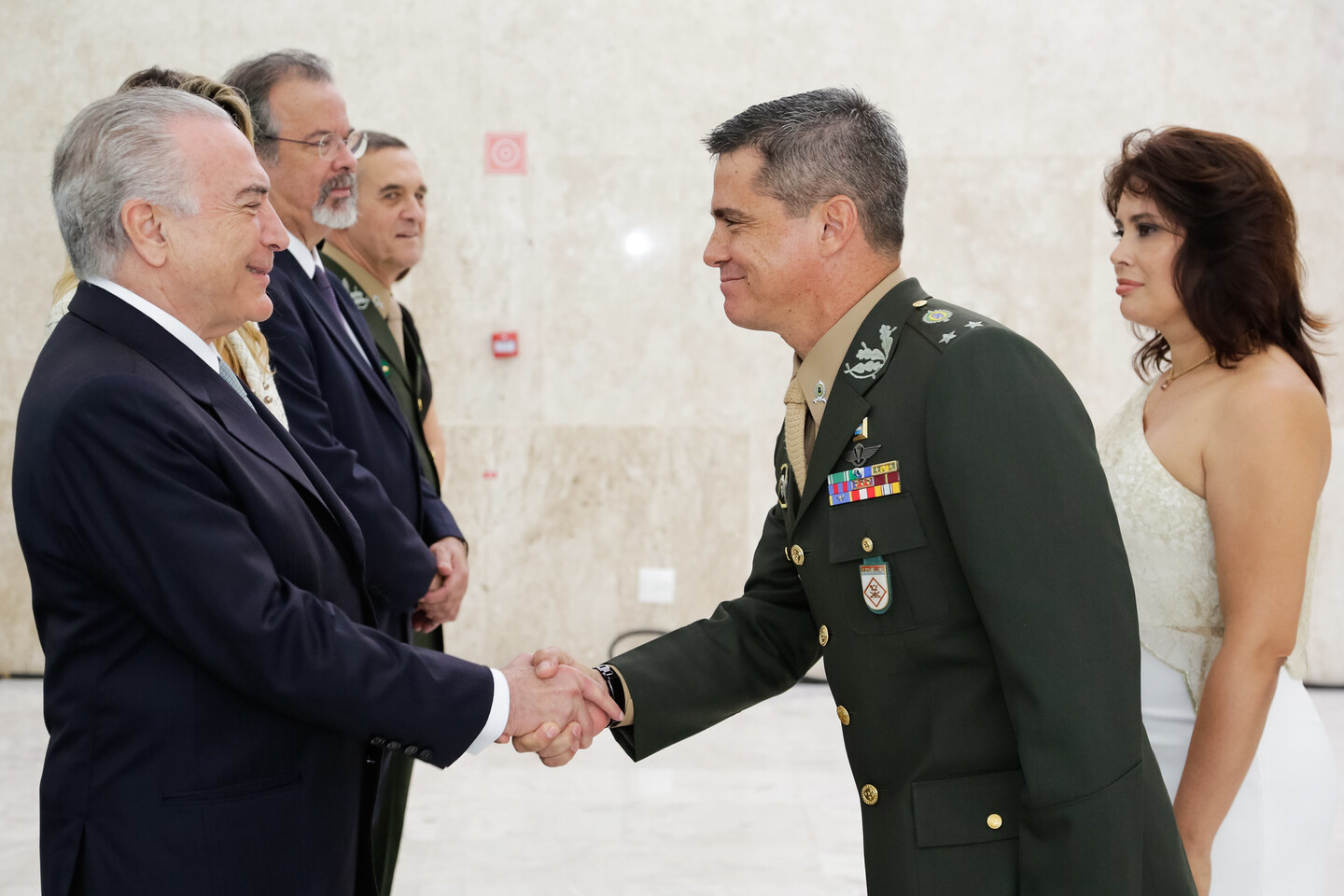 (Brasília - DF, 07/12/2016) O ex-presidente Michel Temer e Marcela Temer cumprimentam o General Mário Fernandes, preso nesta terça-feira, e sua esposa, Daniela Fernandes. Foto: Marco Corrêa/PR