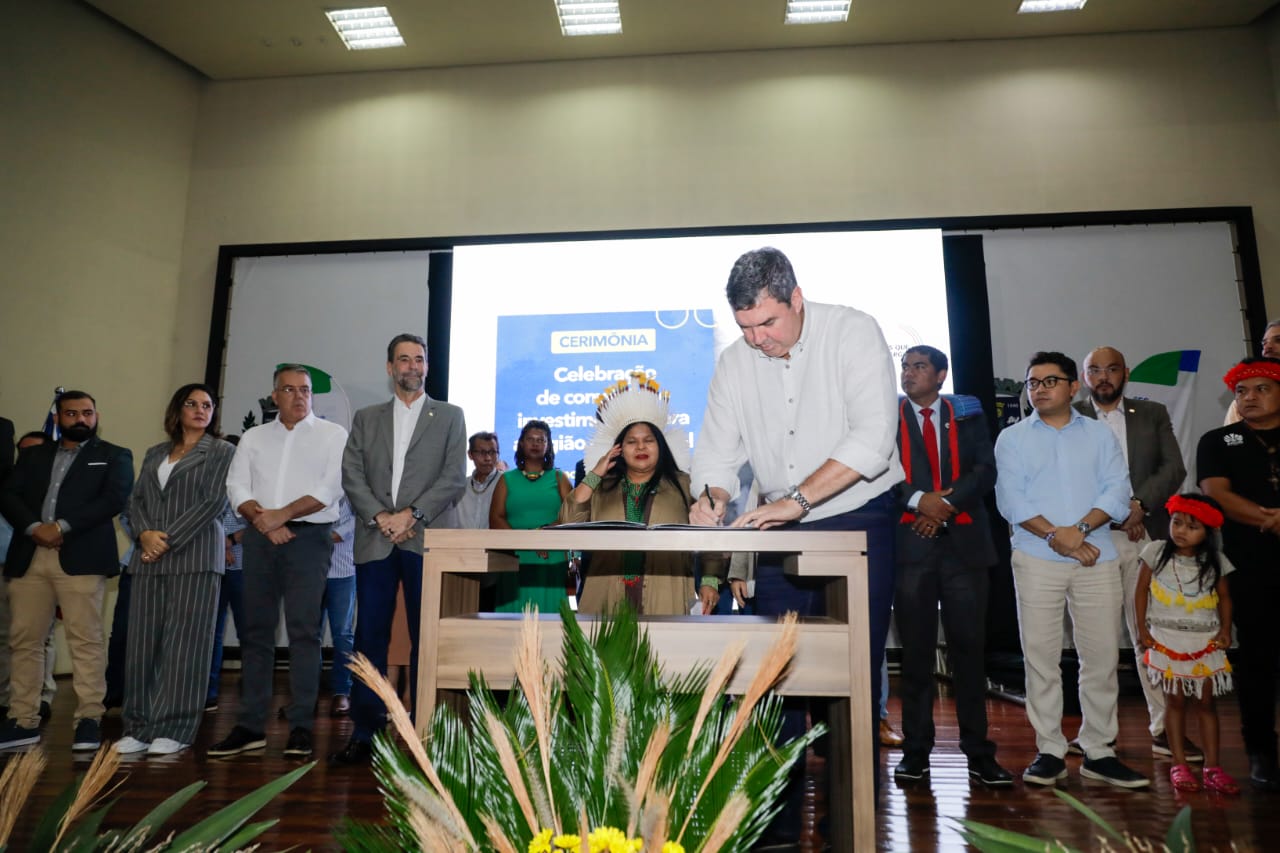 Riedel e Sonia Guajajara Assinaram convnios em prol dos povos indgenas de MS. Foto: Saul Schramm