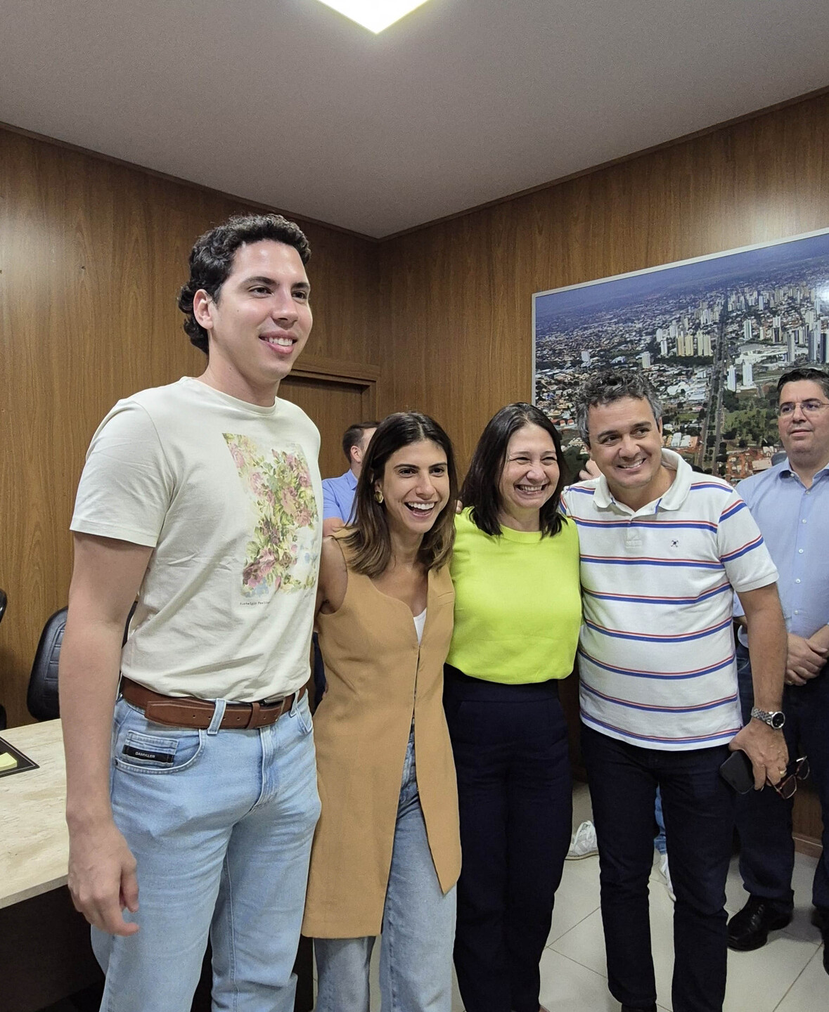 A bancada do PT na Câmara Municipal de Campo Grande e a deputada federal Camila Jara.