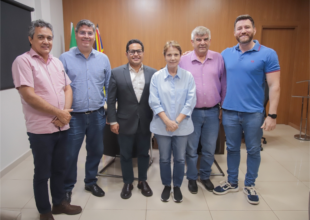 Da esquerda para a direita: o vereador Landmark Rios (PT), o vereador Dr. Victor Rocha (PSDB), o presidente da Câmara de Campo Grande (MS), vereador Papy (PSDB), a senadora Tereza Cristina (PP), o vereador Veterinário Francisco (UB) e o vereador Maicon N 