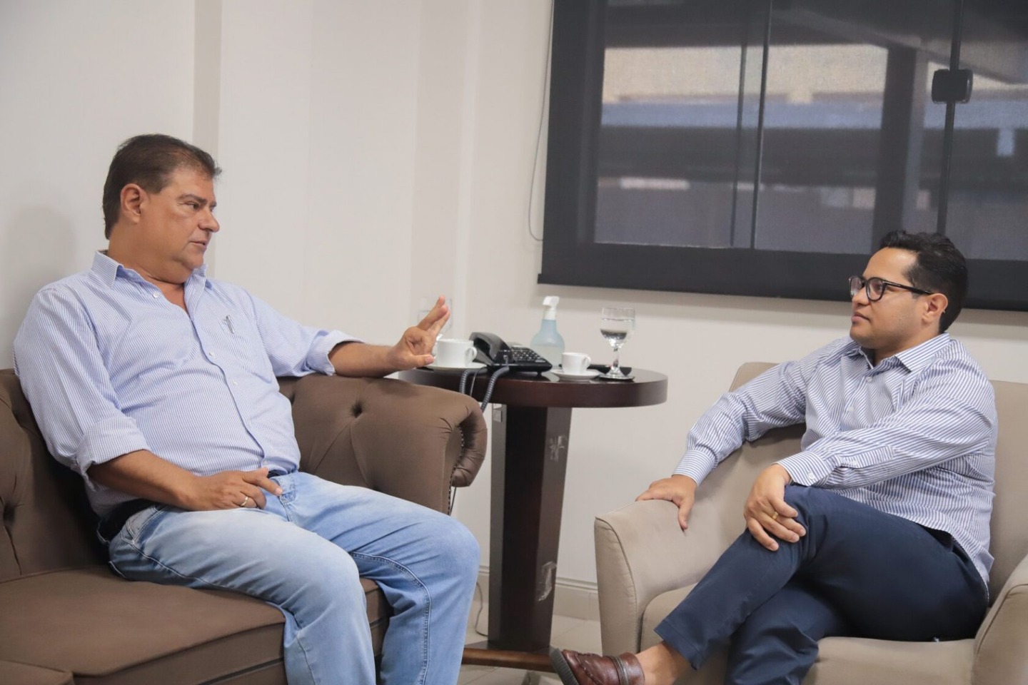 O senador Nelsinho Trad (PSD), em conversa com o presidente da Câmara de Campo Grande, Papy. Foto: Reprodução