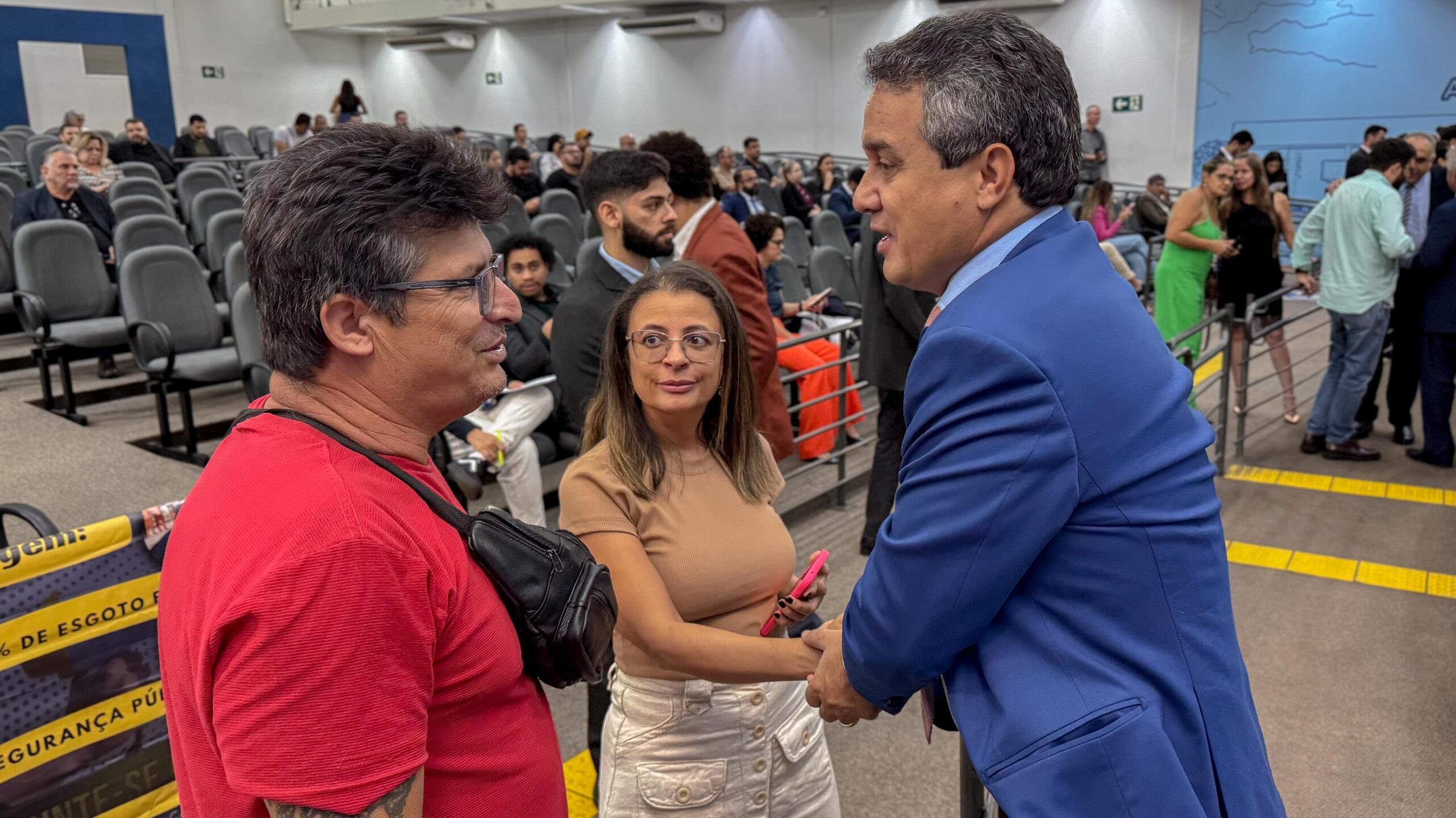 Vereador ao lado de Fábia e Robson