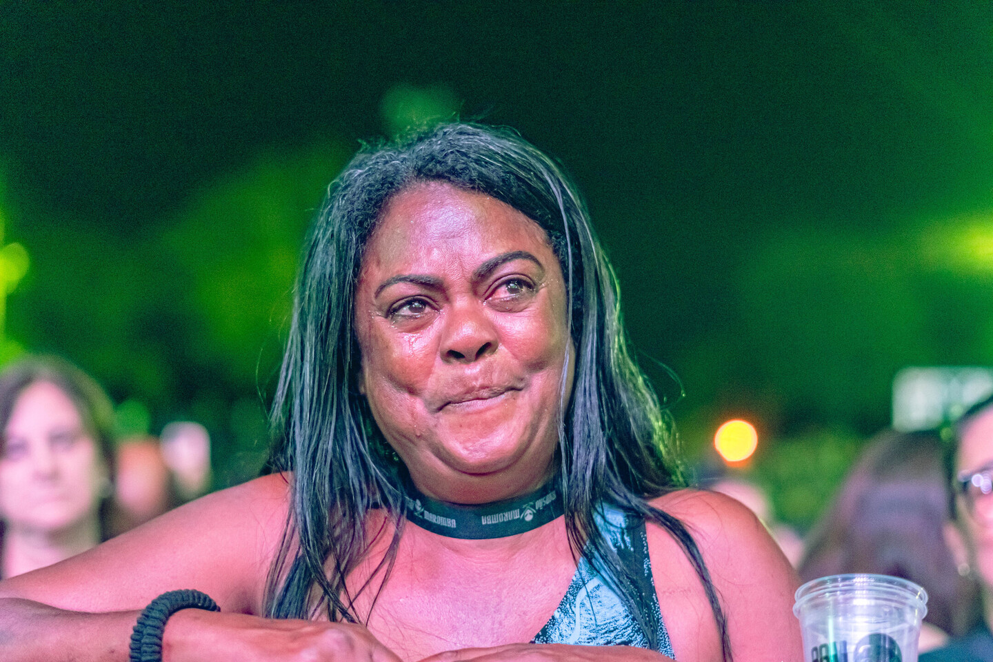 Aos prantos, Albanisia enalteceu a oportunidade de assistiu um show ao vivo de um dos seus ídolos de forma gratuita. Foto: Tero Queiroz 