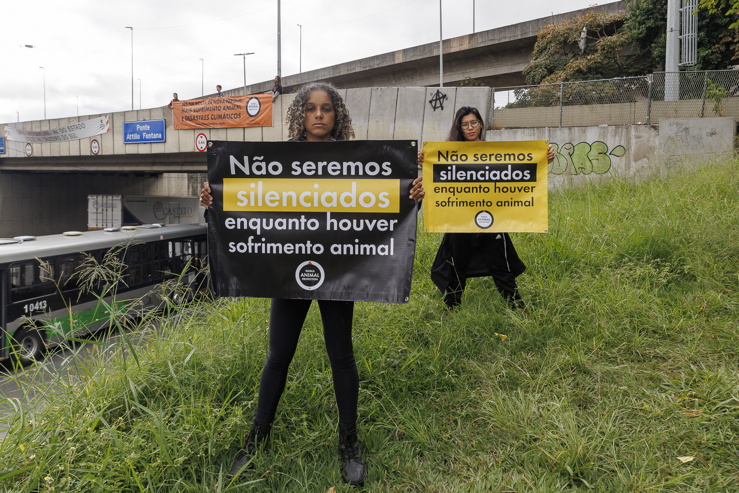 Manifestantes apontam ameaça da JBS ao clima e aos animais. Foto: Diego Baravelli