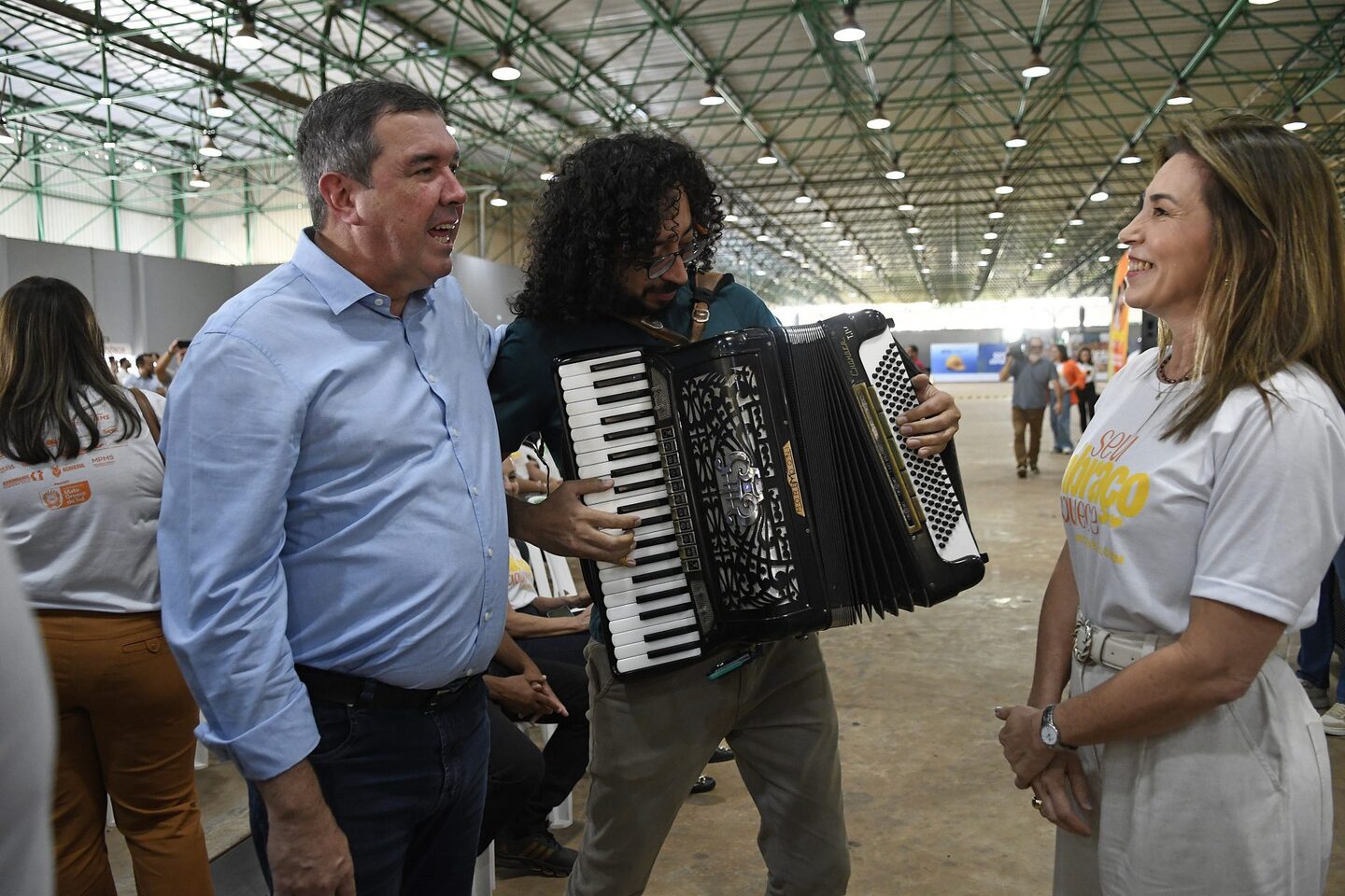 O governador Eduardo Riedel, o musicista Gersão, e Mônica Riedel. Foto: Bruno Rezende