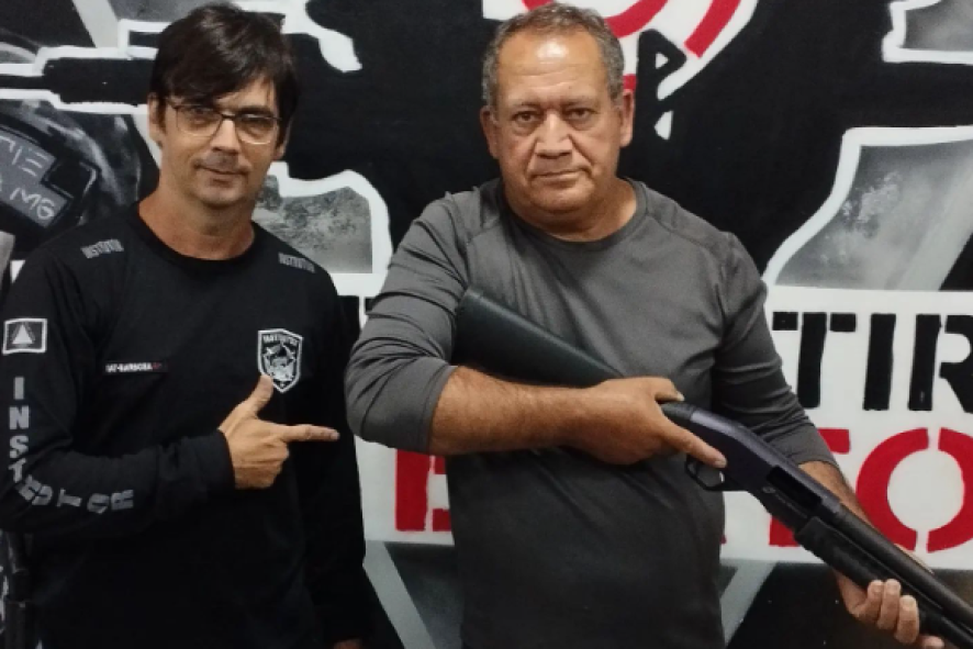 Em outubro de 2022, Hedilerson publicou uma foto em seu Instagram ao lado de Ant&ocirc;nio, que segura uma espingarda. Na legenda, Hedilerson, que &eacute; veterano das For&ccedil;as Armadas, escreveu: 