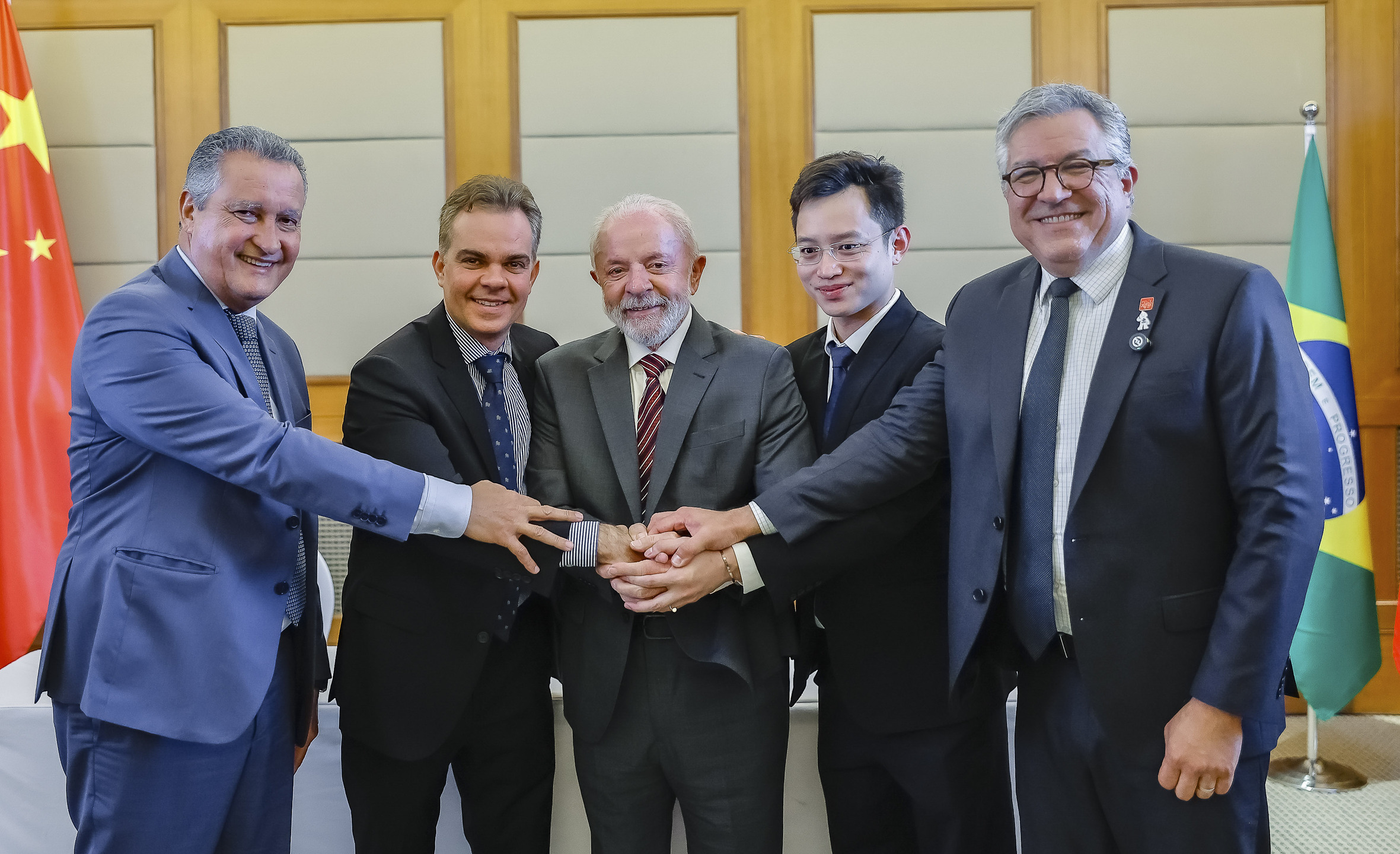 Presidente da República, Lula, e os secretários Padilha e Rui Costa, durante assinatura de atos. Pequim - China.     Foto: Ricardo Stuckert / PR