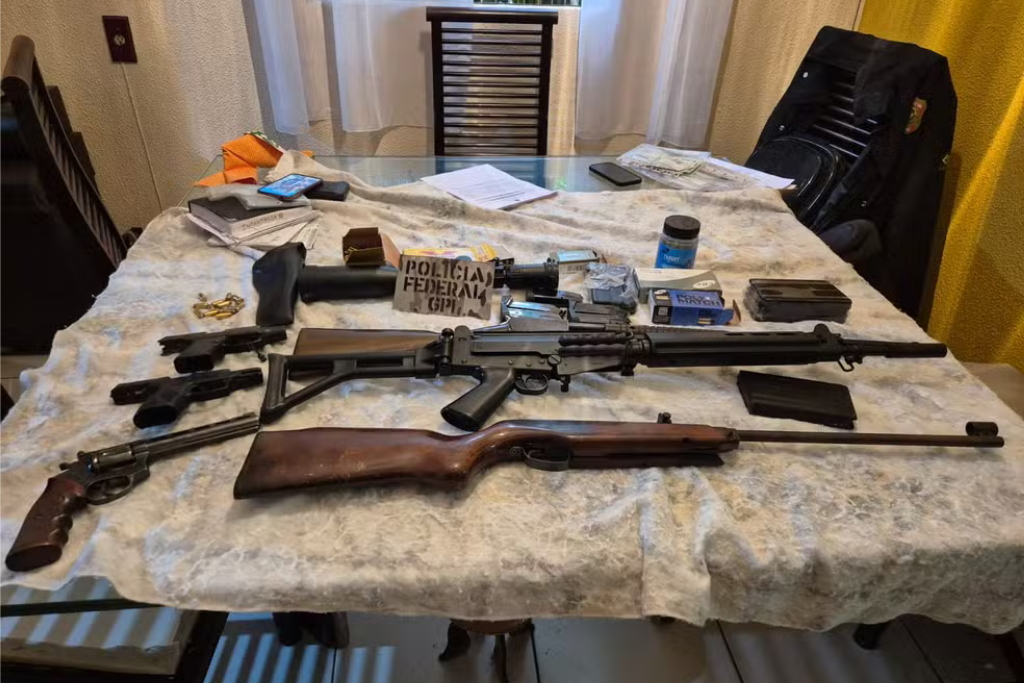 Parte do arsenal do C4 apreendido em MG pela PF. 