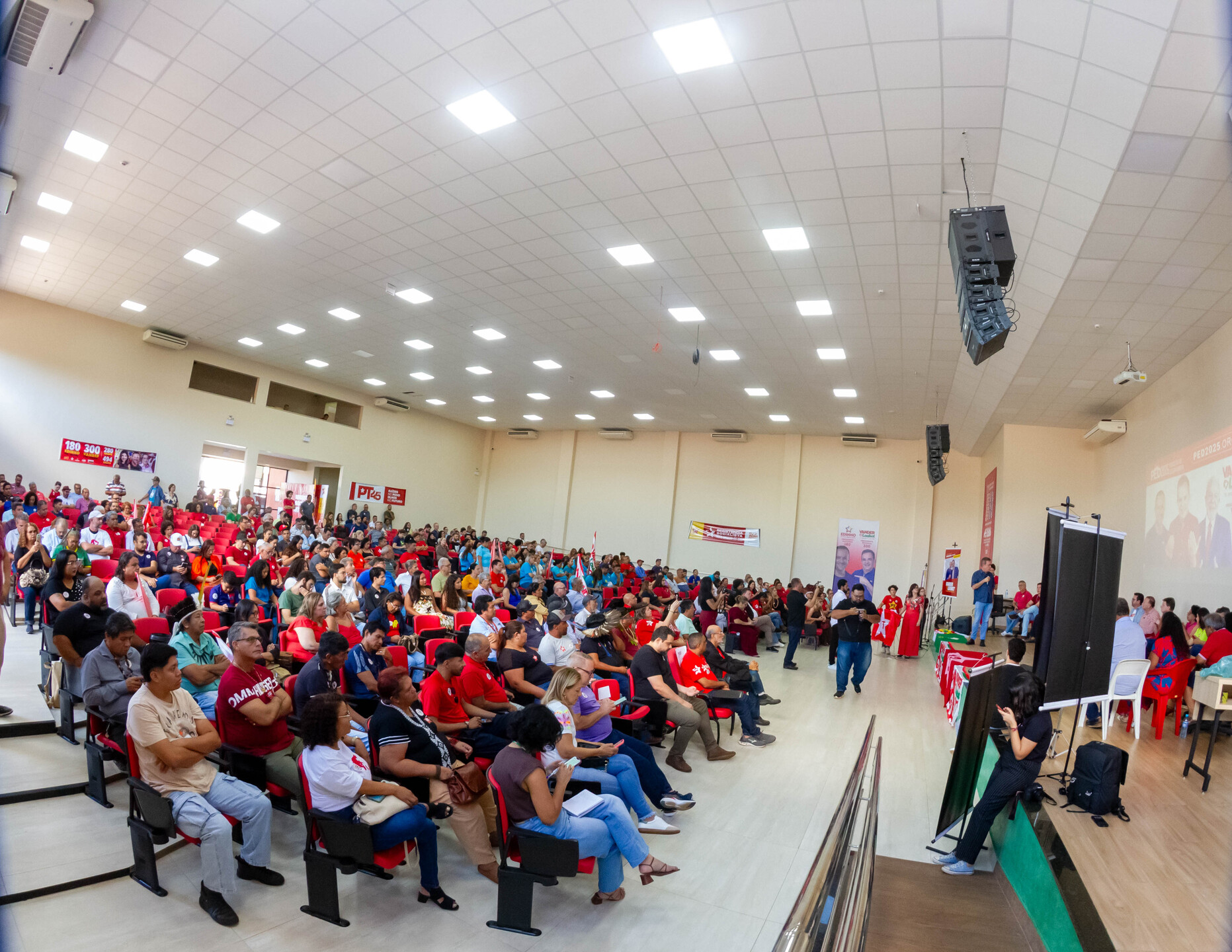 Auditório da FETEMS lotou e filiados do PT celebraram a posição do deputado federal Vander Loubet. Foto: Tero Queiroz