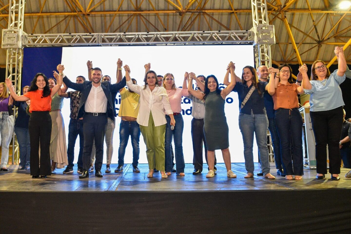 Em 20 de novembro de 2023, Adriane Lopes realizou uma solenidade para anunciar a compra de vários equipamentos de ar-condicionado, com a presença do secretário de Educação, Lucas Bitencourt. Foto: Reprodução