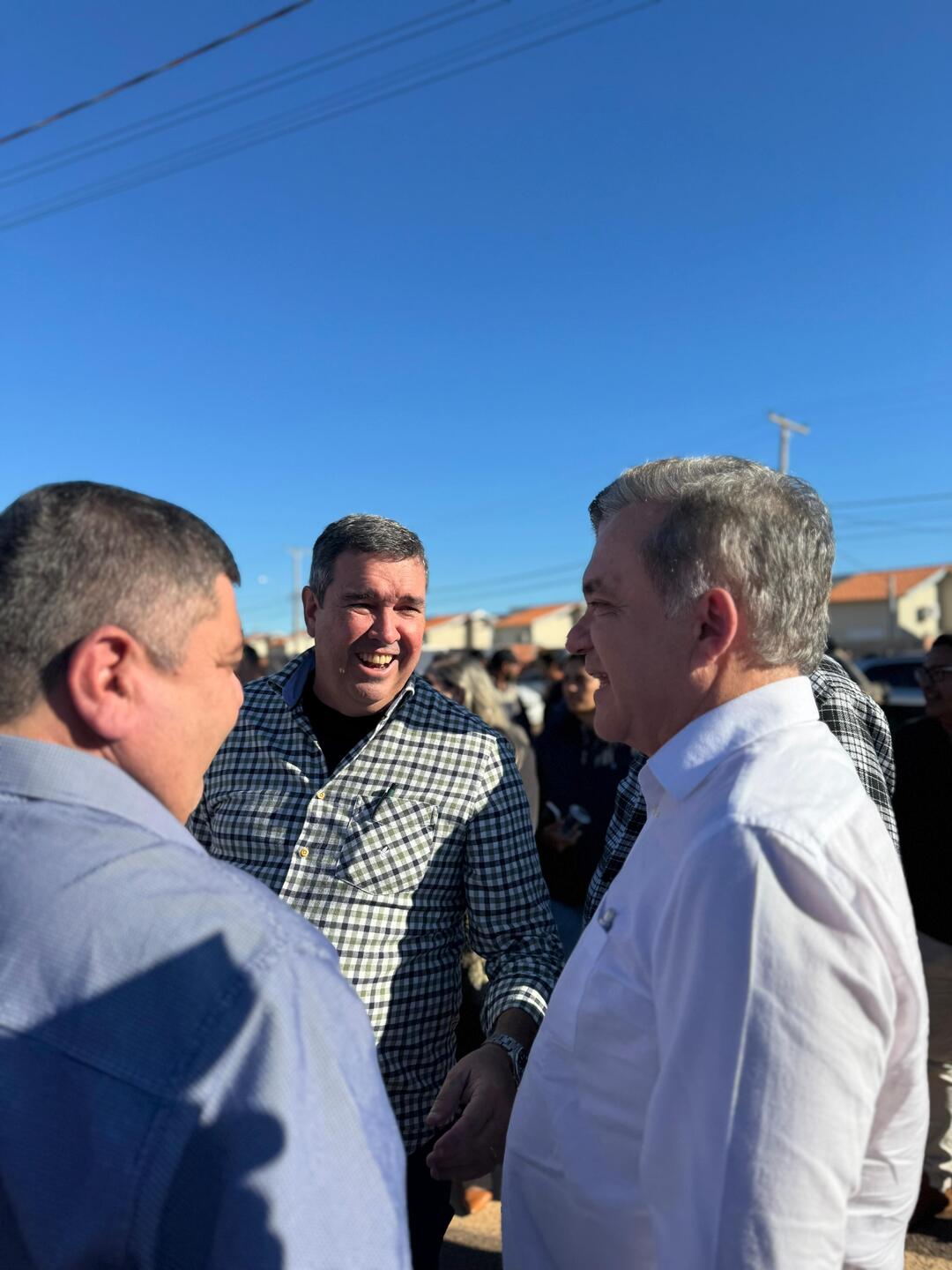 Eduardo Riedel atua em parceria com o governo federal e realiza entregas em Bonito, ao lado do deputado federal Vander Loubet. Foto: Alex Nantes