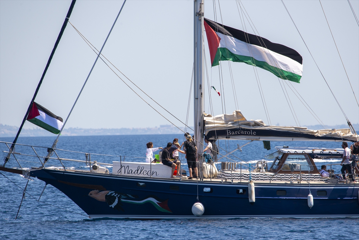 O navio Madleen, que navegou em direção a Gaza para desafiar o bloqueio israelense em curso, se aproxima de Gaza sob ameaças de Israel e rastreamento mundial [Salvatore Allegra/AgÊncia Anadolu] ]