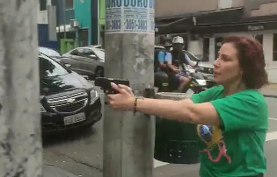 Nas suas redes sociais, Zambelli disse ter sido cercada por apoiadores de Lula. Era mentira! Foto: Reprodução - Reprodução/Divulgação