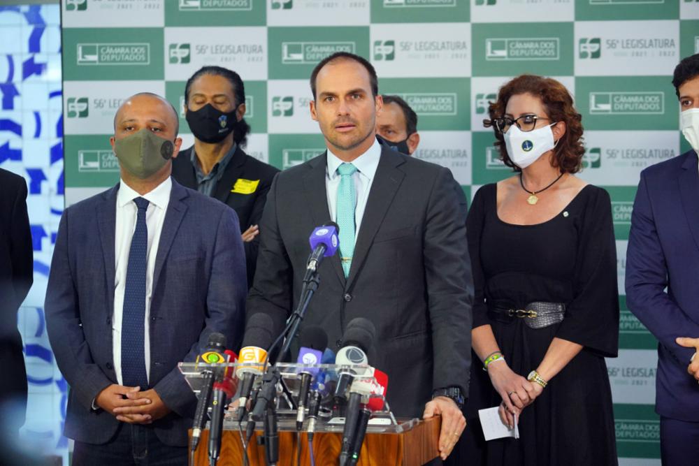 Eduardo Bolsonaro fugiu do país em março temendo ter que responder por seus crimes contra a nação brasileira. Foto: Câmara dos Deputados