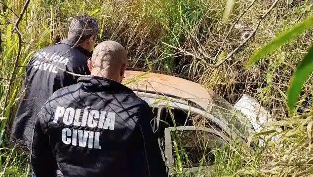 A Polícia Civil disse que já achou os ocupantes da VW Saveiro mortos. As causas da queda do veículo da ribanceira será investigada.