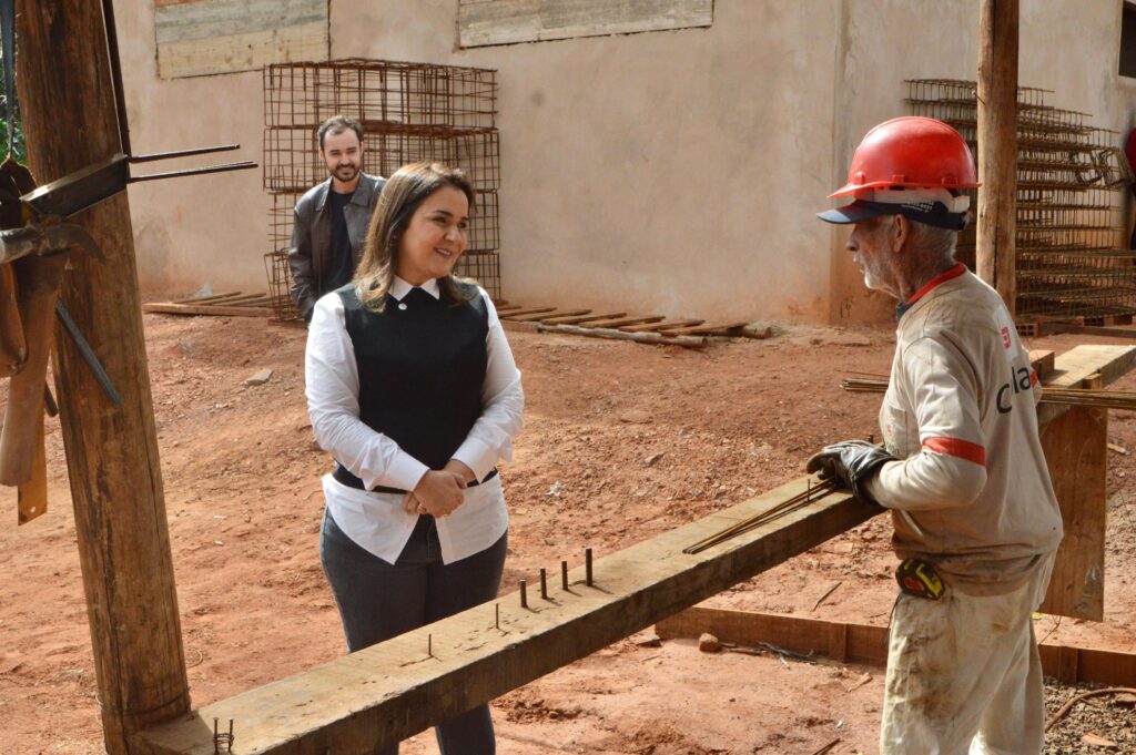Prefeita esteve vistoriando obra no Aero Rancho na quinta, 3 de julho. Foto: PMCG
