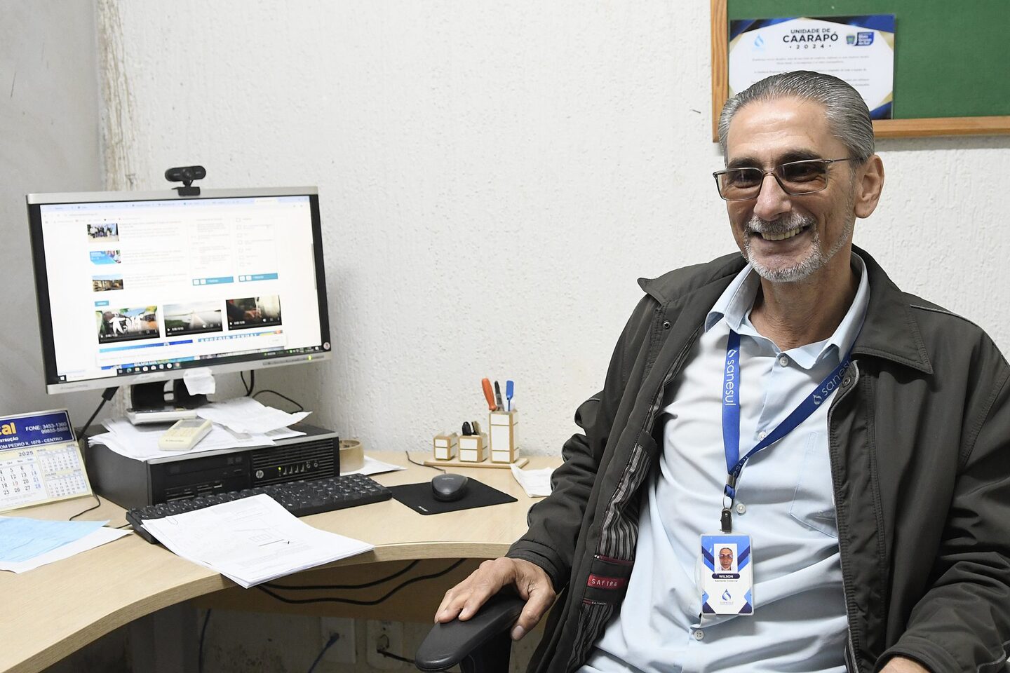 Wilson Beraldo, servidor da Sanesul, celebra saneamento em Caarapó. Foto: Bruno Rezende