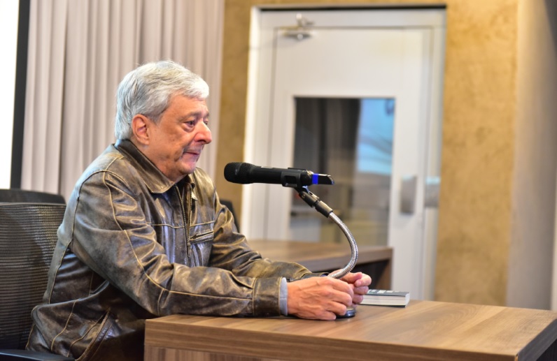 Jorge Caldeira durante a palestra no Chá Acadêmico da ASL | Foto Marcos Volkopf