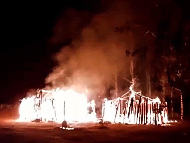 Casa de Reza queimada com mãe a crianças dentro. Foto: Reprodução 