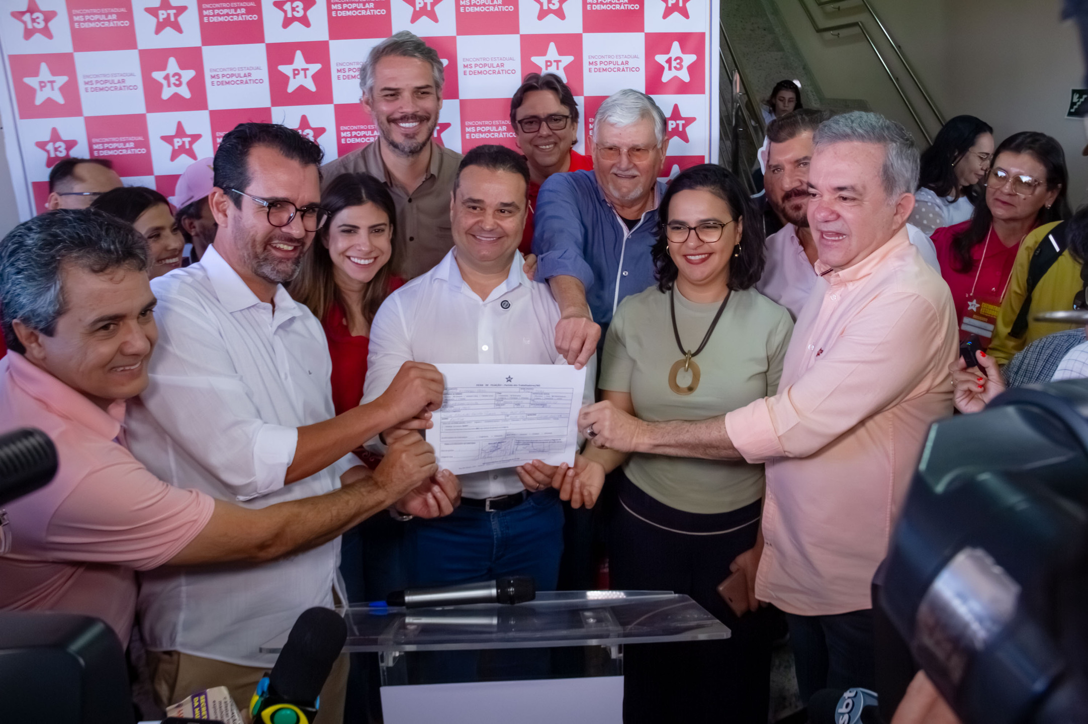 Fábio Trad segura a ficha de filiação ao Partido dos Trabalhadores em MS. Foto: Tero Queiroz