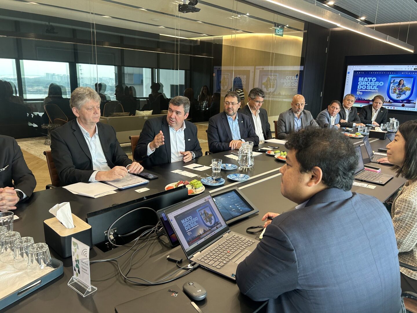 Governador Eduardo Riedel faz apresentação à empresários em Singapura. Foto: Fiems =