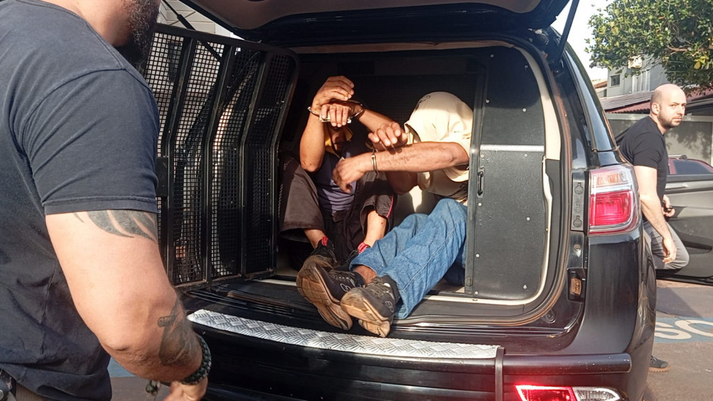 Momento em que Alex e Elton chegam à Depac de Dourados; Foto: Leandro Holsbach