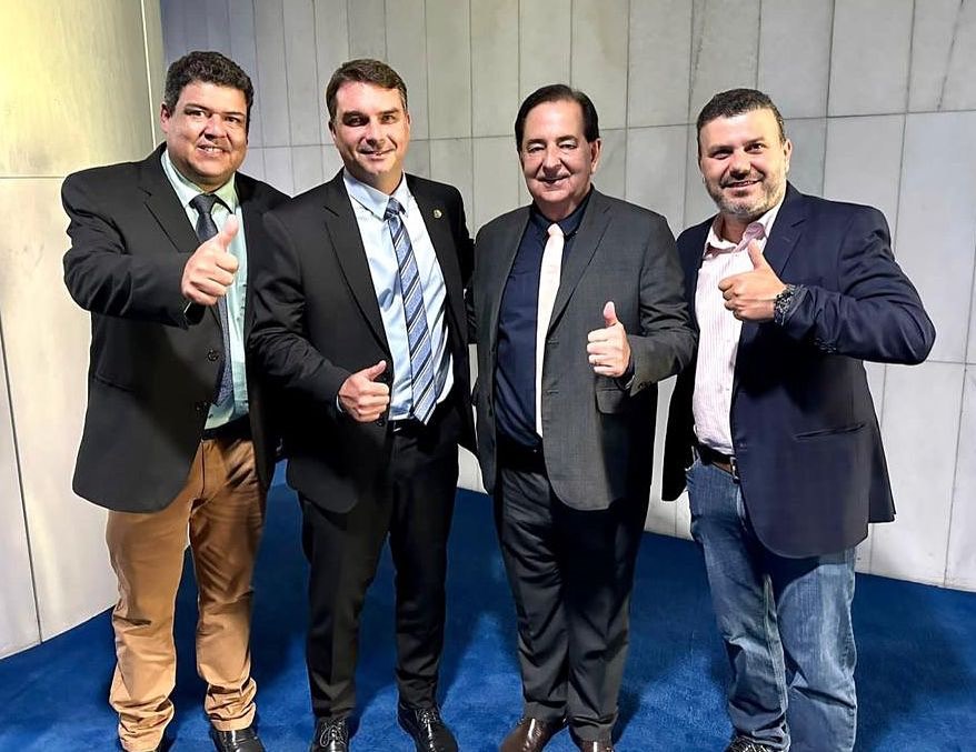 Nilson Pedroso e a ex-equipe de Pacco, são alinhados ao bolsonarismo. Nessa imagem, estão felizes ao lado de Flávio Bolsonaro. Foto: Reprodução - Instagram @nilsonpedrosoms