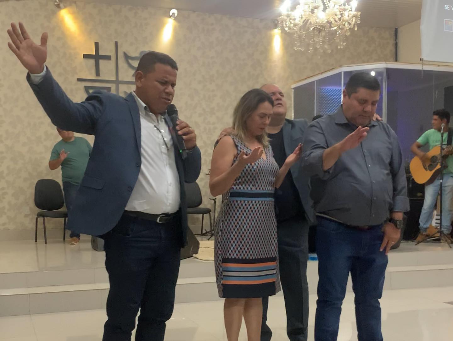 Pedrinho, líder da 1ª Igreja Quadrangular de Bonito, realiza uma oração pelo prefeito Josmail e pela primeira-dama Leila Aivi. Foto: Redes sociais