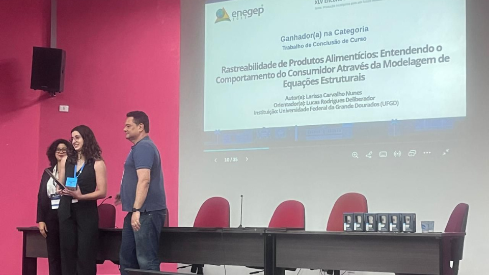 Larissa no momento em que foi anunciada vencedora do 'melhor TCC do Brasil'. Foto: Reprodução