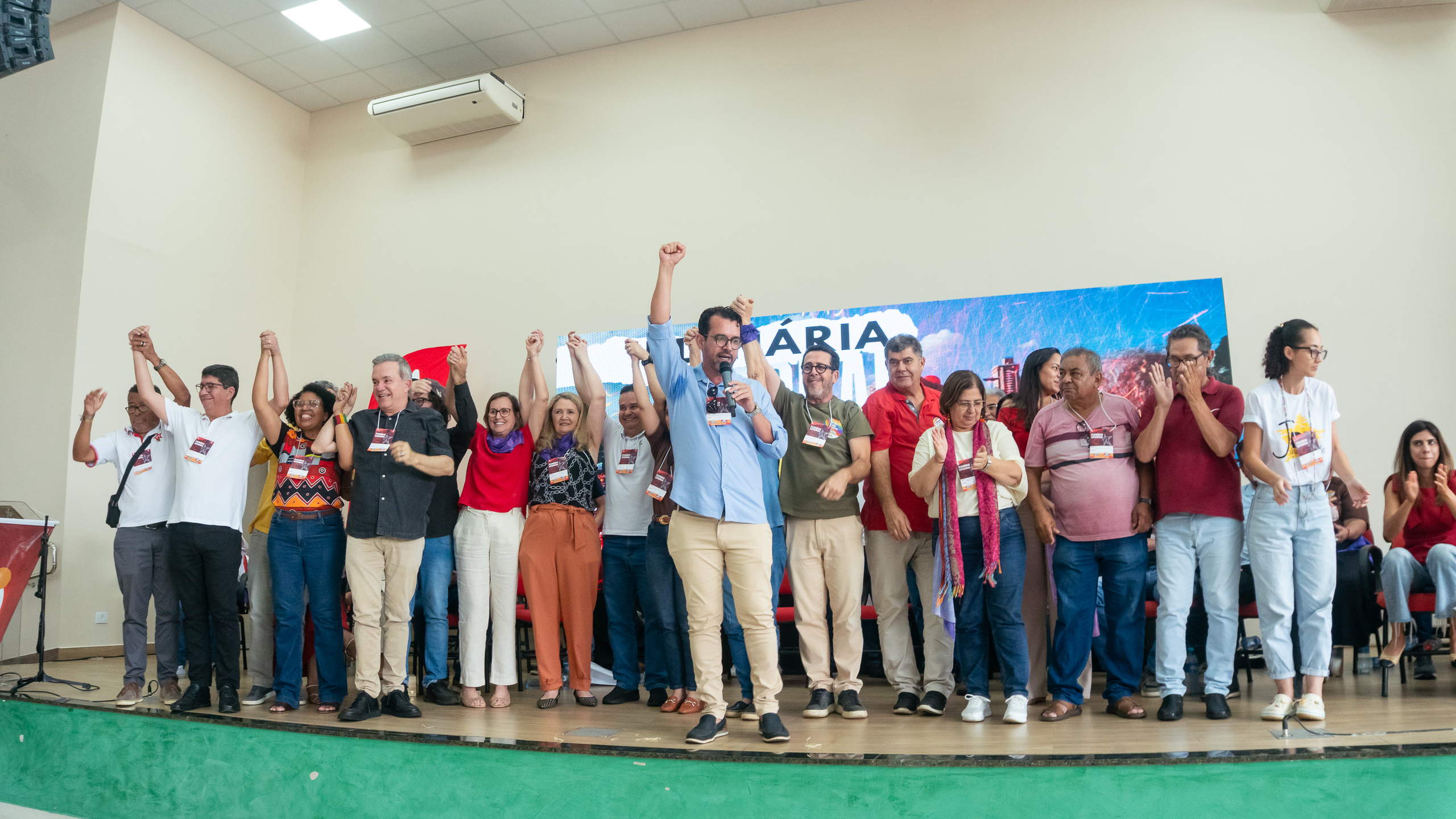 (13.dez.25) - Fábio Trad se junta a lideranças históricas e militância jovem do PT para concorrer ao governo em 2026. Foto: Tero Queiroz