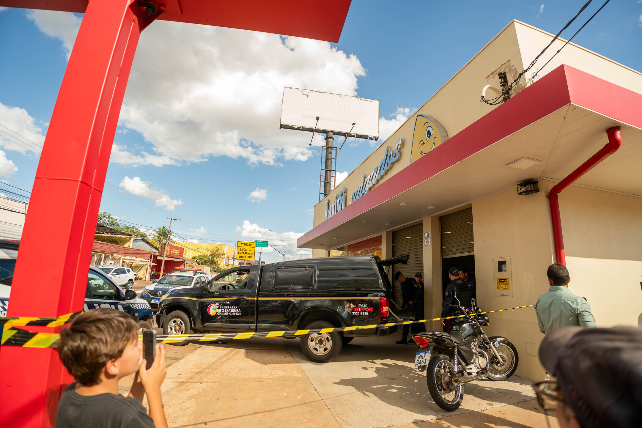 Crian&ccedil;a em frente a Luigi Salgados, filmando a trag&eacute;dia na Avenida J&uacute;lio de Castilo, em Campo Grande (MS). Foto: Tero Queiroz 