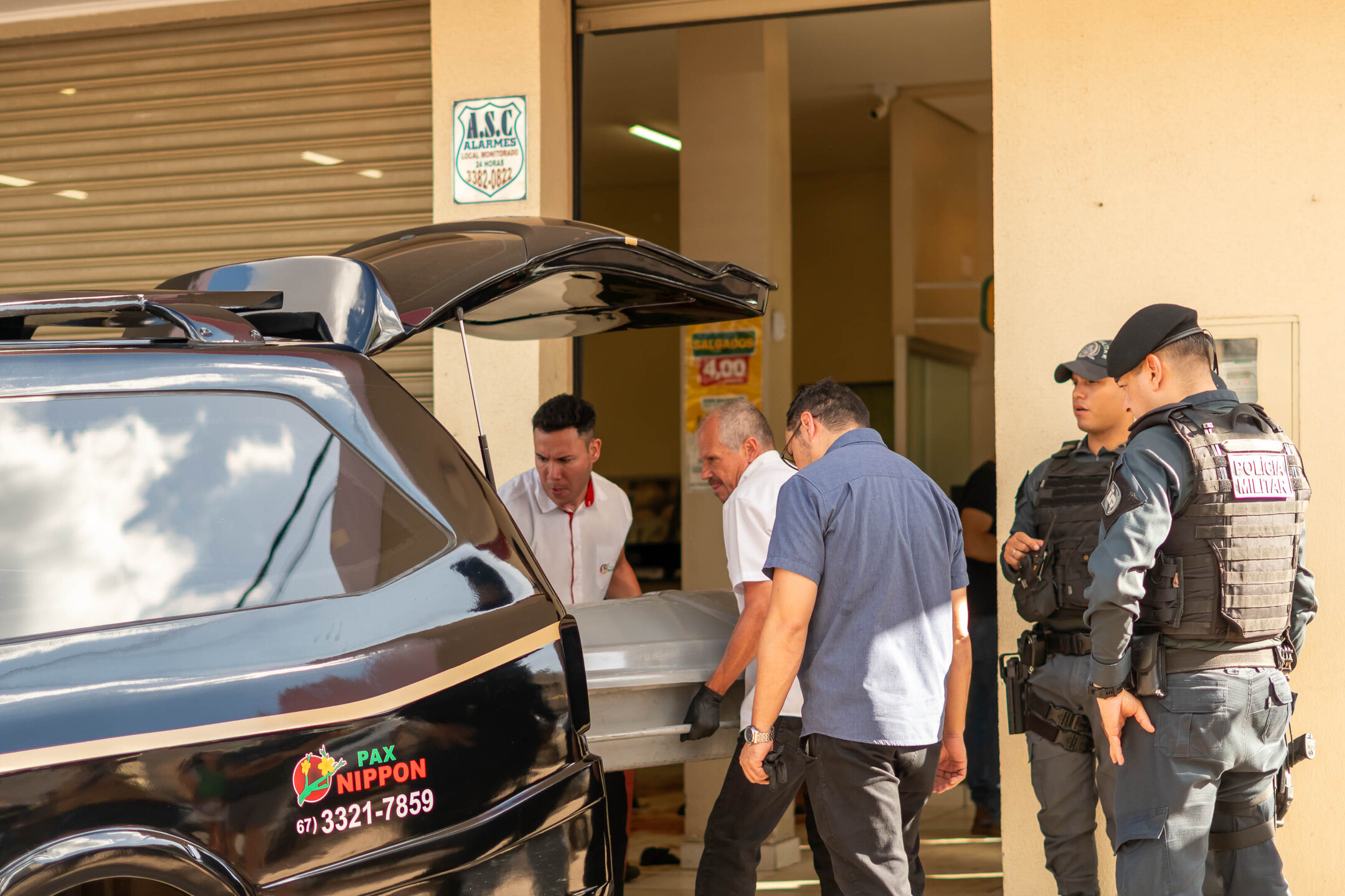 A funer&aacute;ria retirando o segundo corpo da Luigi Salgados. Foto: Tero Queiroz