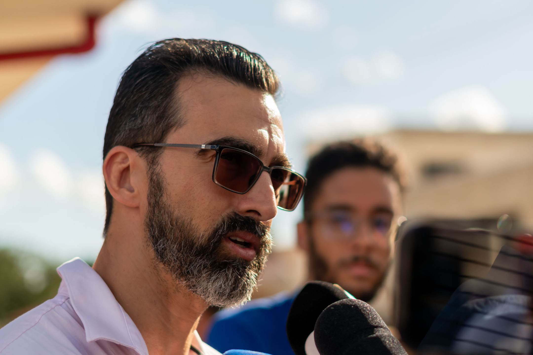 O delegado Camilo Kettenhuber fala &agrave; imprensa em frente ao Luigi Salgados, onde o empregado matou o patr&atilde;o e, em seguida, tirou a pr&oacute;pria vida. Foto: Tero Queiroz