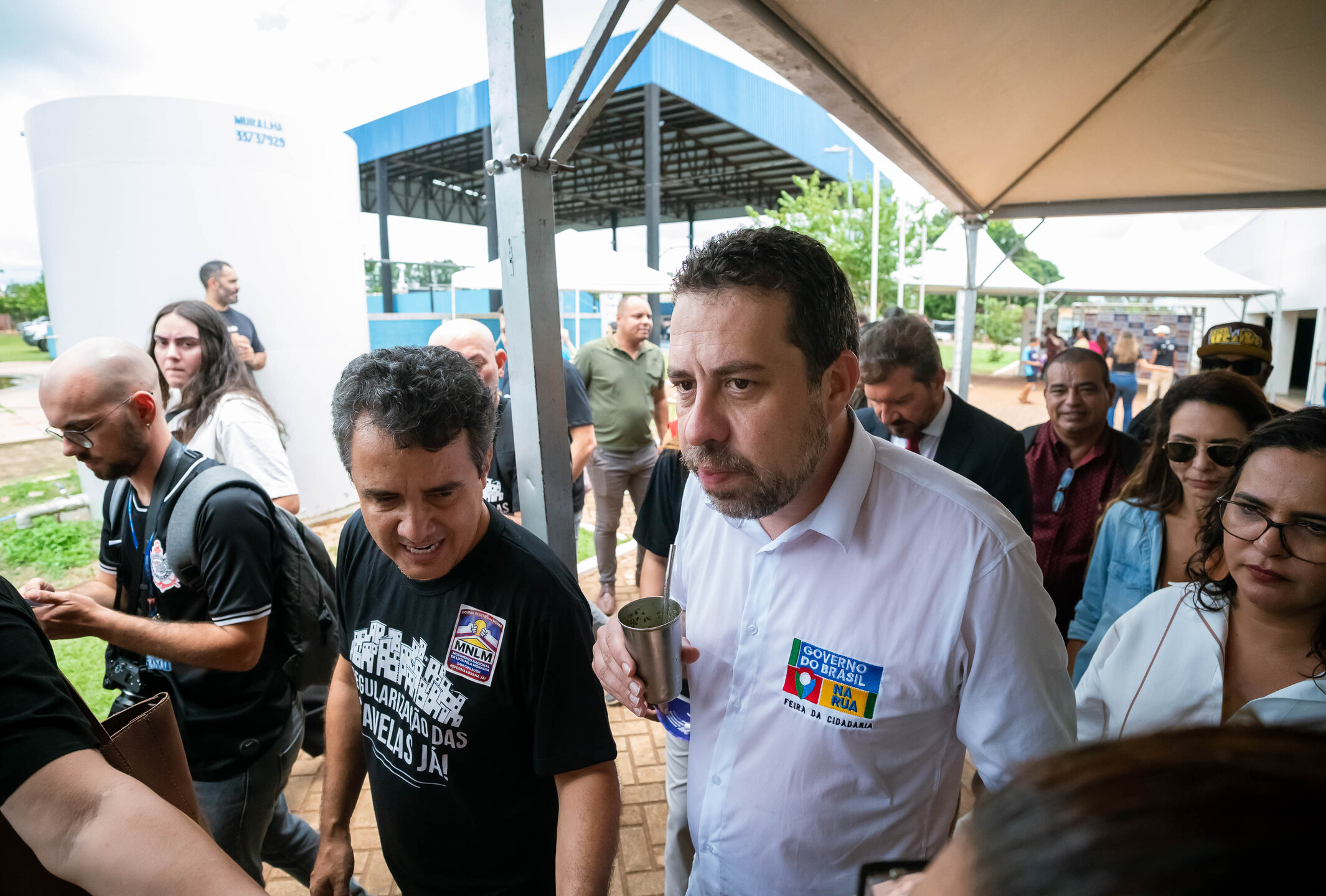 O vereador Landmark Rios entregou terer&eacute; ao Ministro Guilherme Boulos. Foto: Tero Queiroz 