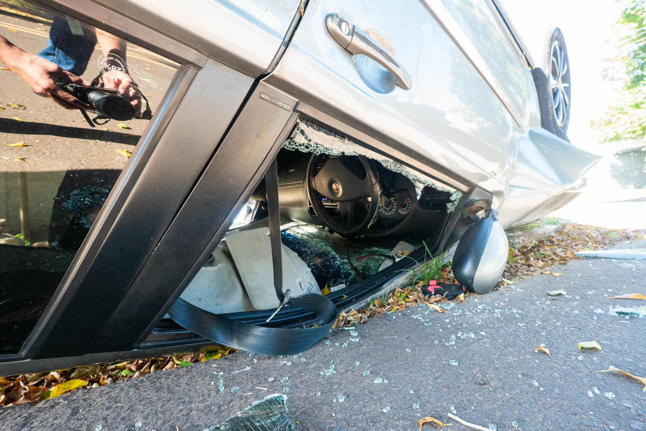 (10.fev.26) - Lado do passageiro pode ter sido a janela de sa&iacute;da da v&iacute;tima de dentro do Siena. Foto: Tero Queiroz