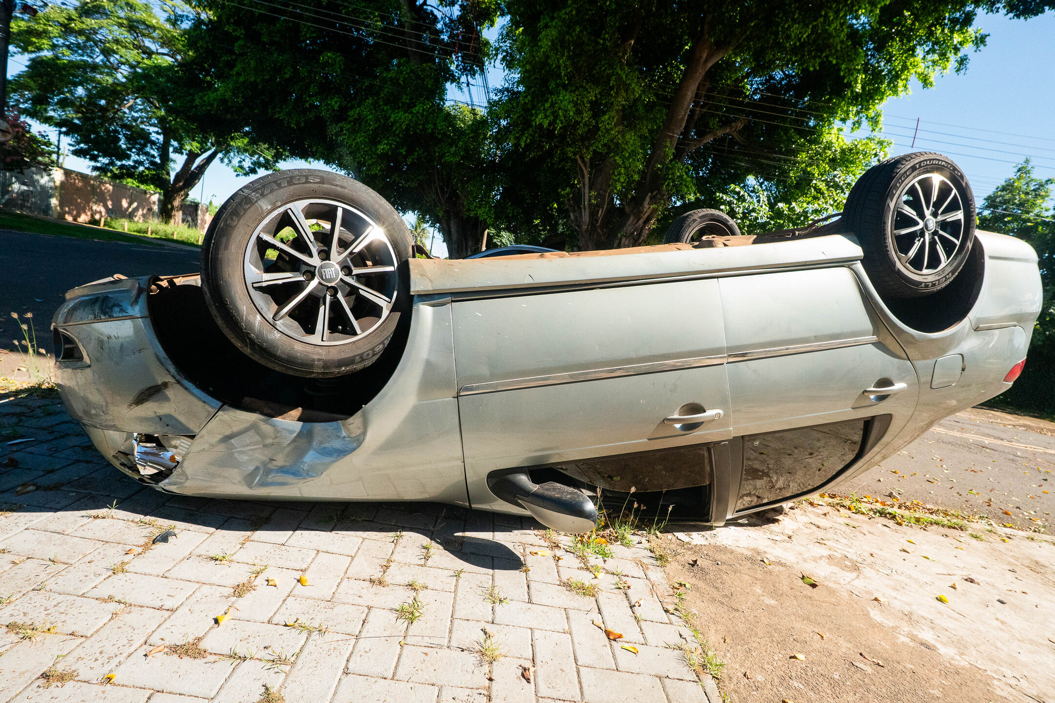 (10.fev.26) - Lado da motorista foi prensado contra o asfalto e meio-fio, mas ela n&atilde;o se feriu. Foto: Tero Queiroz