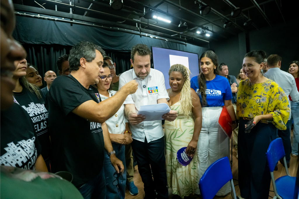 Vereador Landmark, ao lado de lideran&ccedil;as e demais parlamentares entrega dossi&ecirc; a Guilherme Boulos sobre moradias subnormais em Campo Grande (MS). Foto: Tero Queiroz 