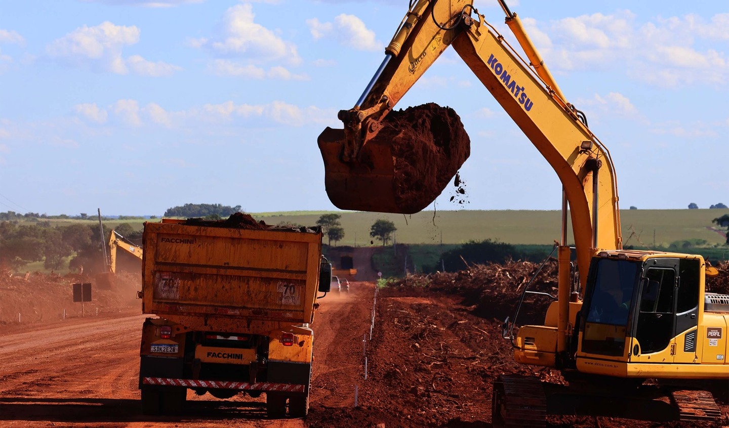 Obra na rodovia conta com v&aacute;rios maquin&aacute;rios e 180 homens trabalhando | Foto: Chico Ribeiro/Seilog
