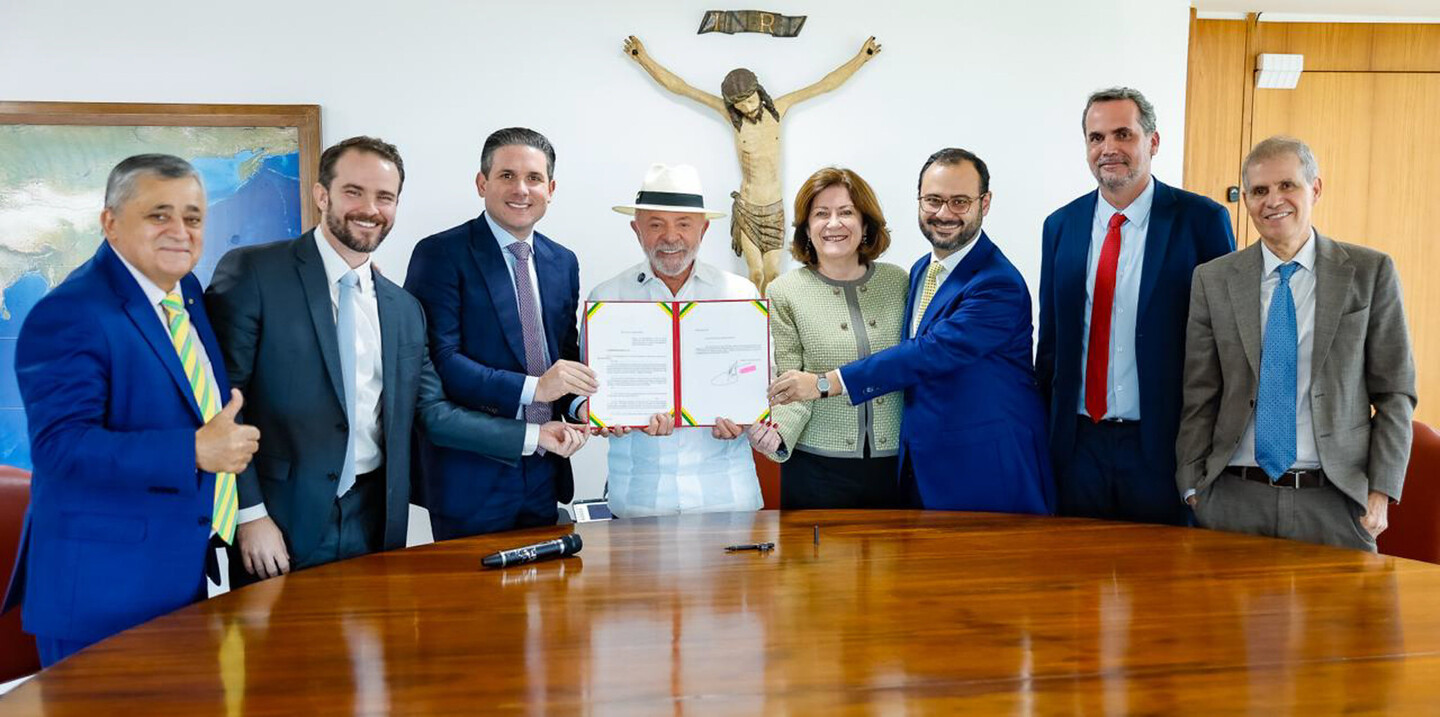 29.06.2026 - Presidente da Rep&uacute;blica, Luiz In&aacute;cio Lula da Silva, durante assinatura de Projeto de Lei para amplia&ccedil;&atilde;o do limite de faturamento do MEI para at&eacute; R$ 140 mil, no Pal&aacute;cio do Planalto, em Bras&iacute;lia - DF.     Foto: Ricardo Stuckert / PR