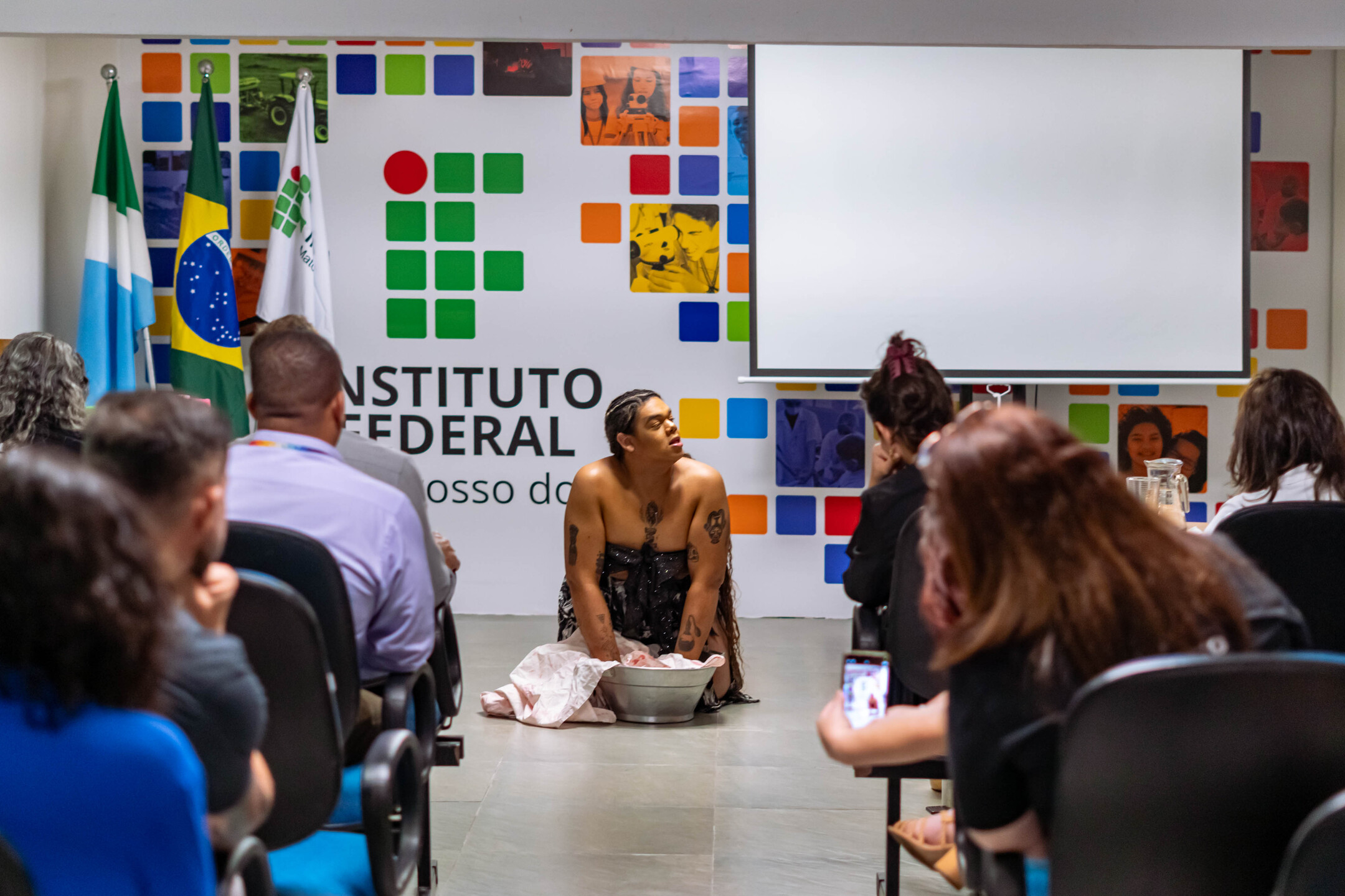 Zuri, durante apresentação de performance na Reitoria do IFMS de Campo Grande. Foto: Tero Queiroz | CCMS