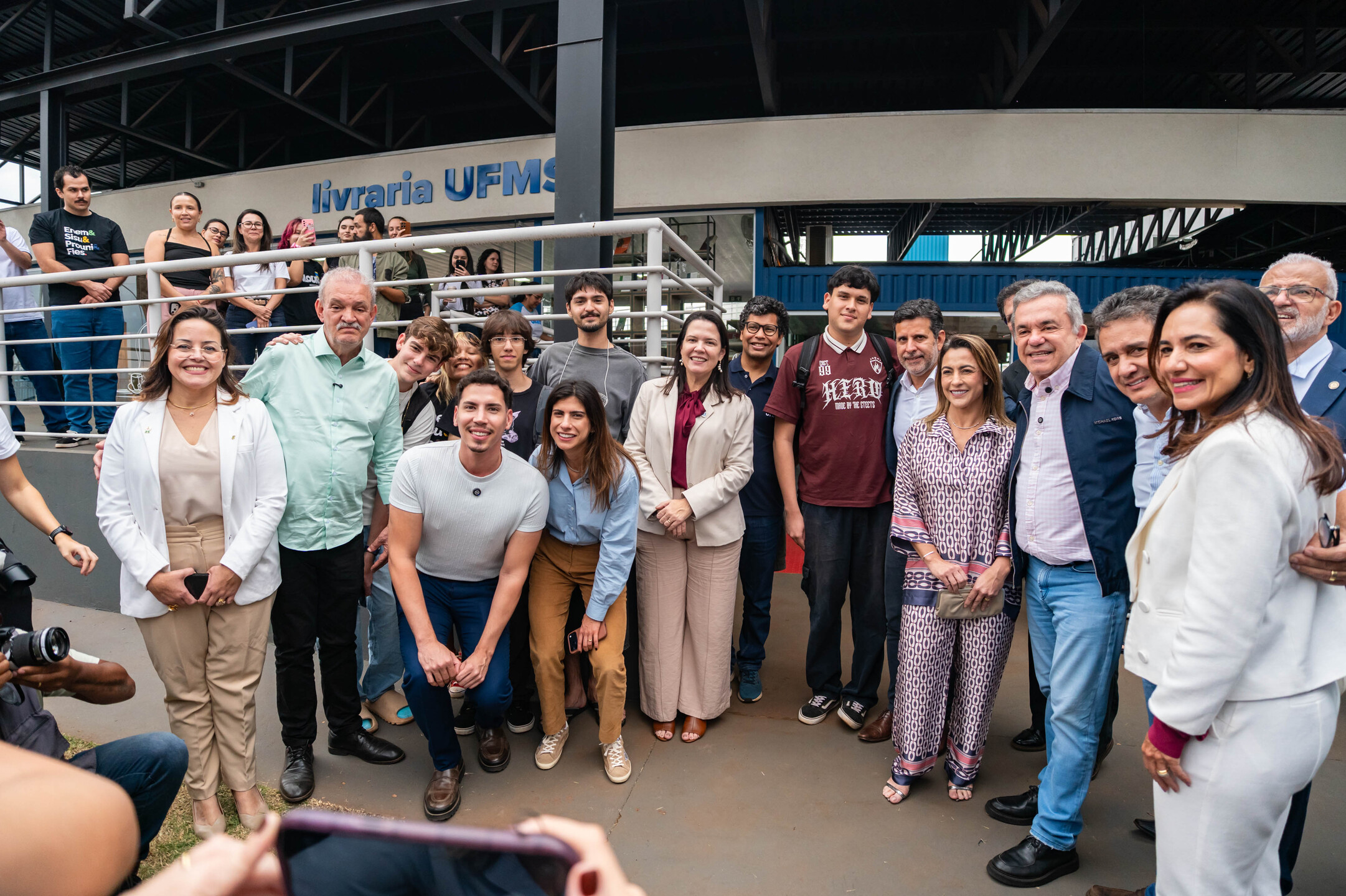 (10.jun.26)  Ministro Leonardo Barchini visita o Livraria UFMS ao lado dos deputados federais Vander Loubet, Camila Jara e Dagoberto Nogueira; dos vereadores Landmark Rios e Jean Ferreira; e da reitora da UFMS, Camila &Iacute;tavo. Foto: Tero Queiroz
