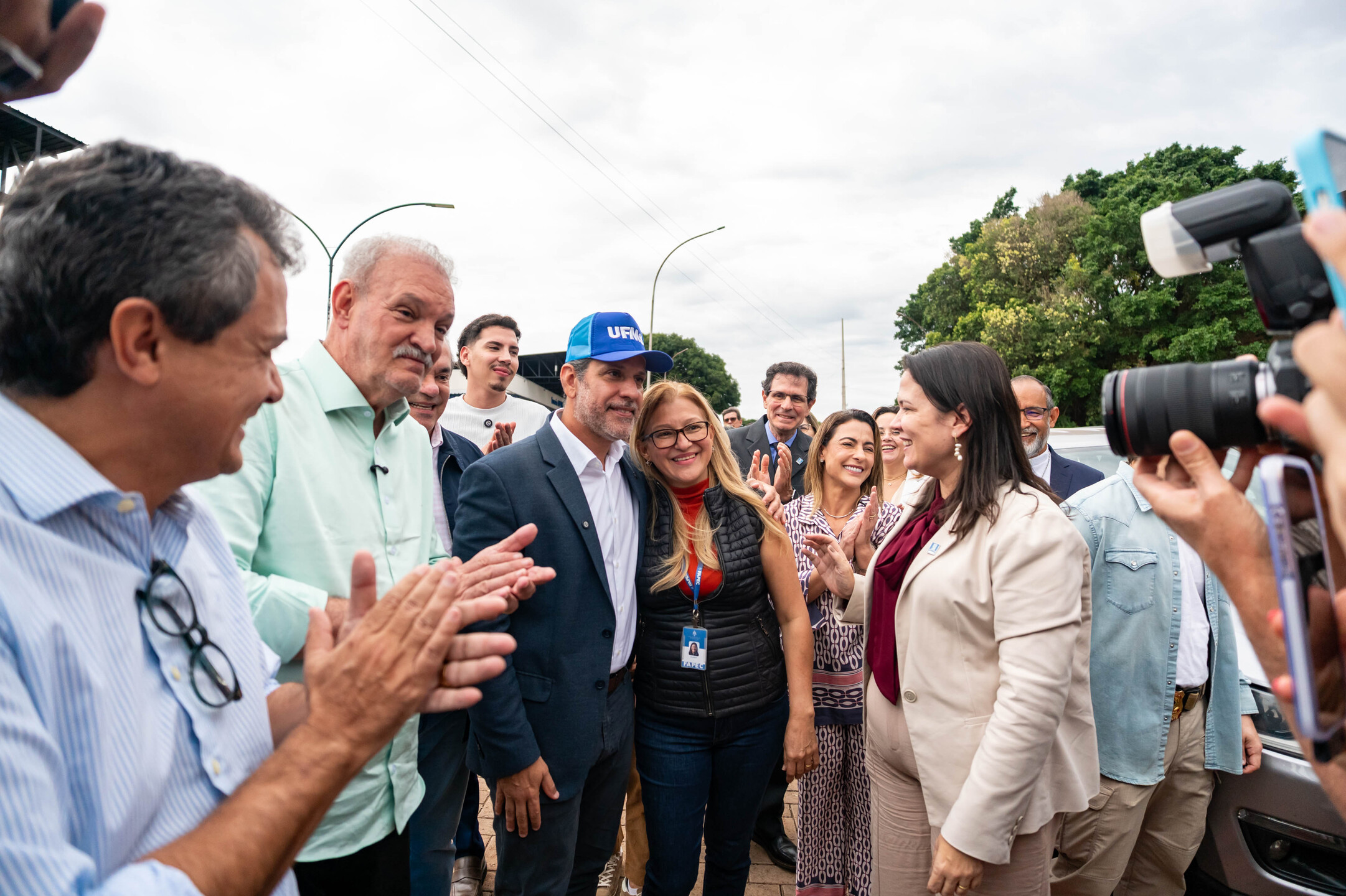 (10.jun.26) - Ministro da Educa&ccedil;&atilde;o Leonardo Barchini ganhou e usou bon&eacute; da UFMS durante visita ao Campus de Campo Grande. Foto: Tero Queiroz