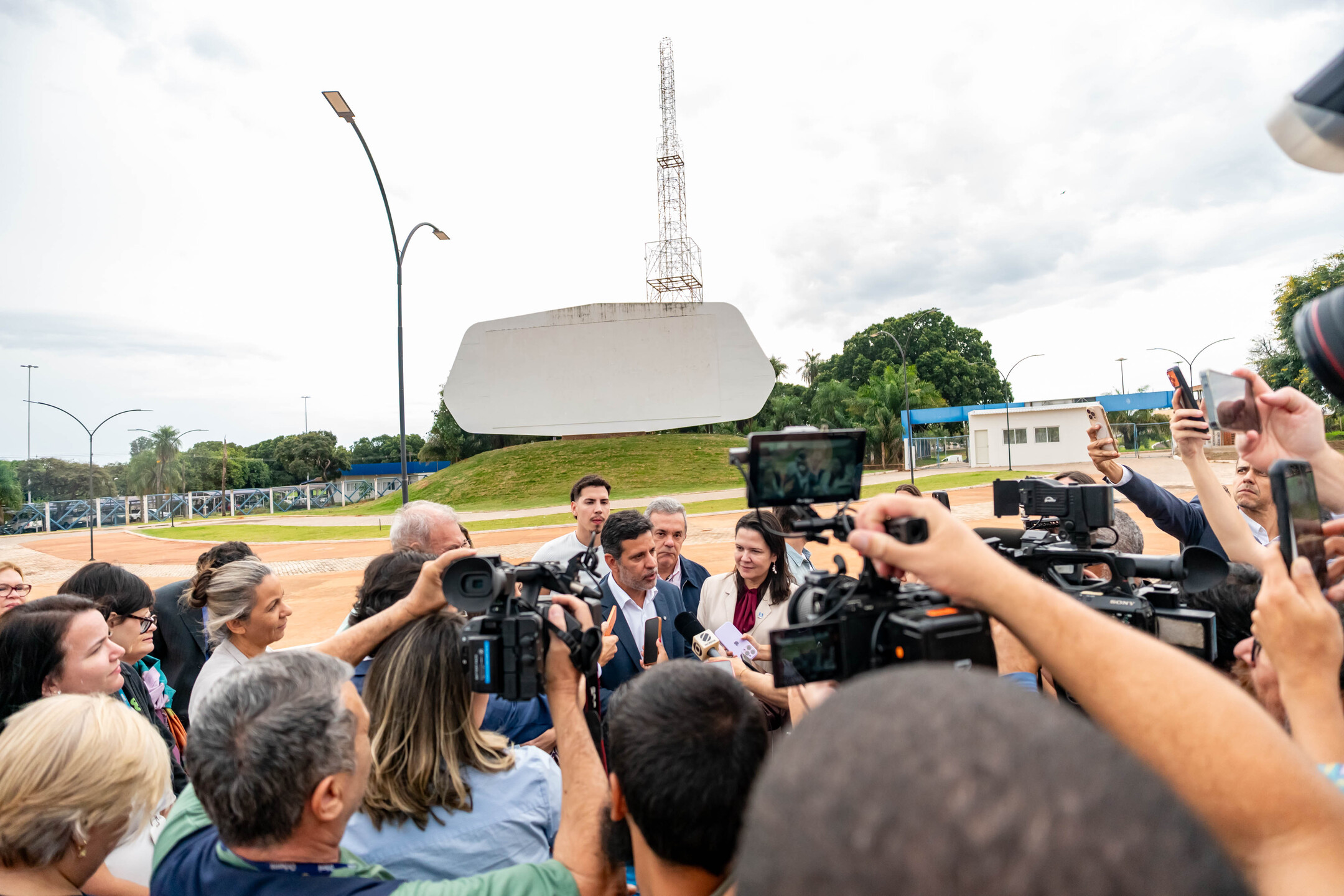 (10.jun.26) - Ministro da Educa&ccedil;&atilde;o Leonardo Barchini fala &agrave; imprensa campo-grandense ap&oacute;s entregar Autocine da UFMS. Foto: Tero Queiroz