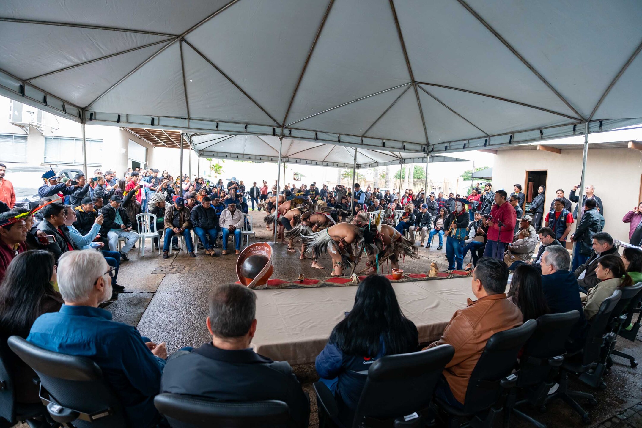 (20.jun.26) - Grupo de Dan&ccedil;a Ind&iacute;gena se apresentou durante o evento de entrega de 91 ve&iacute;culos &agrave; Sa&uacute;de Ind&iacute;gena de MS. Foto: Tero Queiroz