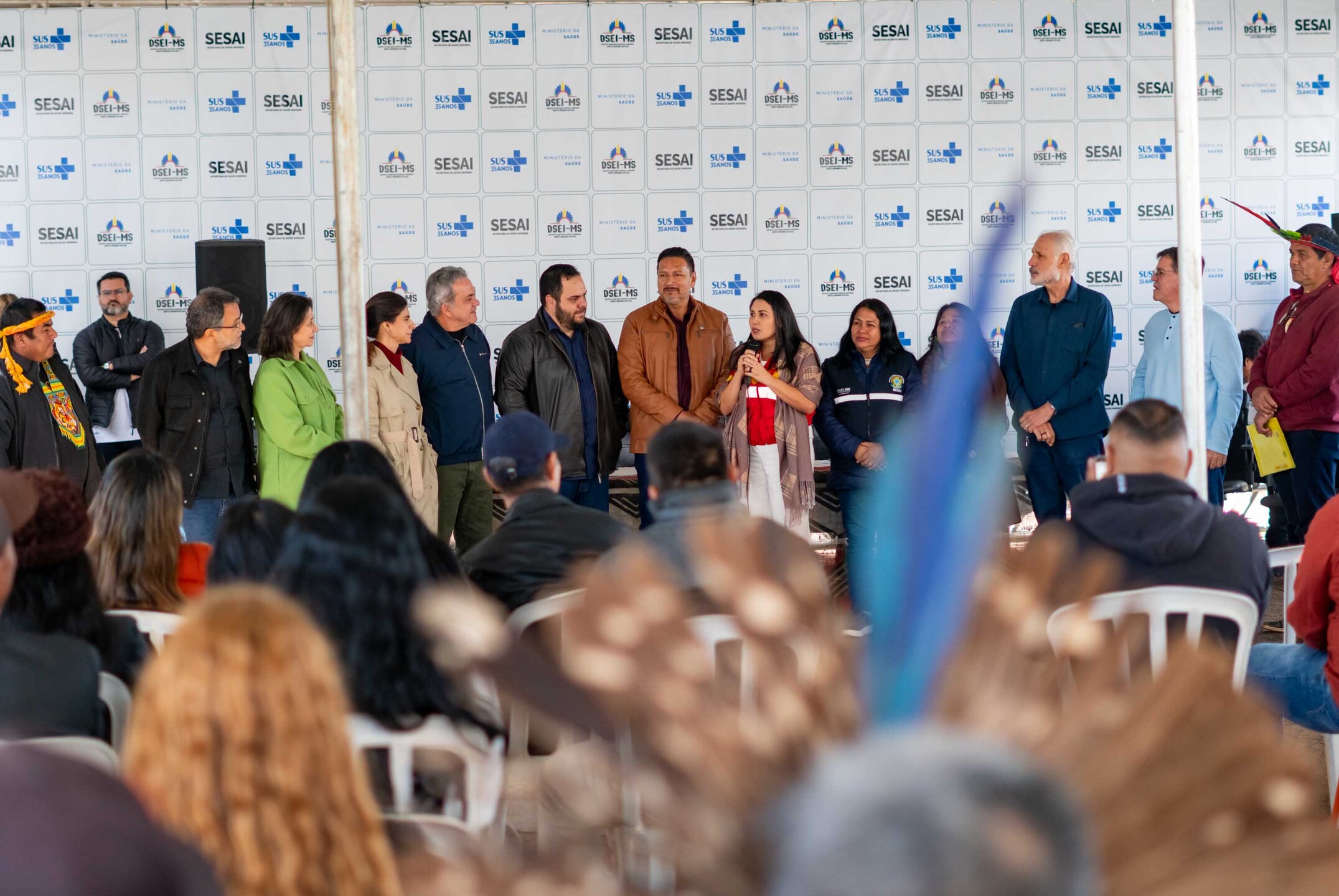 (20.jun.26) - Grande dispositivo de autoridades, incluindo vereadores e servidores ind&iacute;genas, estiveram no evento de entrega da nova frota. Foto: Tero Queiroz