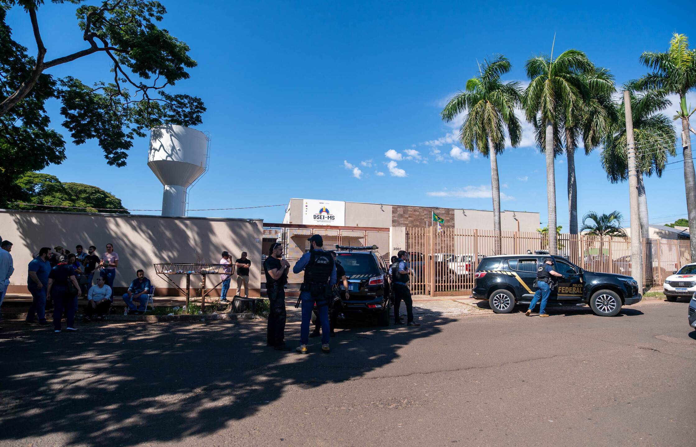 (30.jun.26)  Servidores e motoristas do DSEI passaram todo o dia aguardando uma resolu&ccedil;&atilde;o para a invas&atilde;o da sede do DSEI-MS por ind&iacute;genas. Foto: