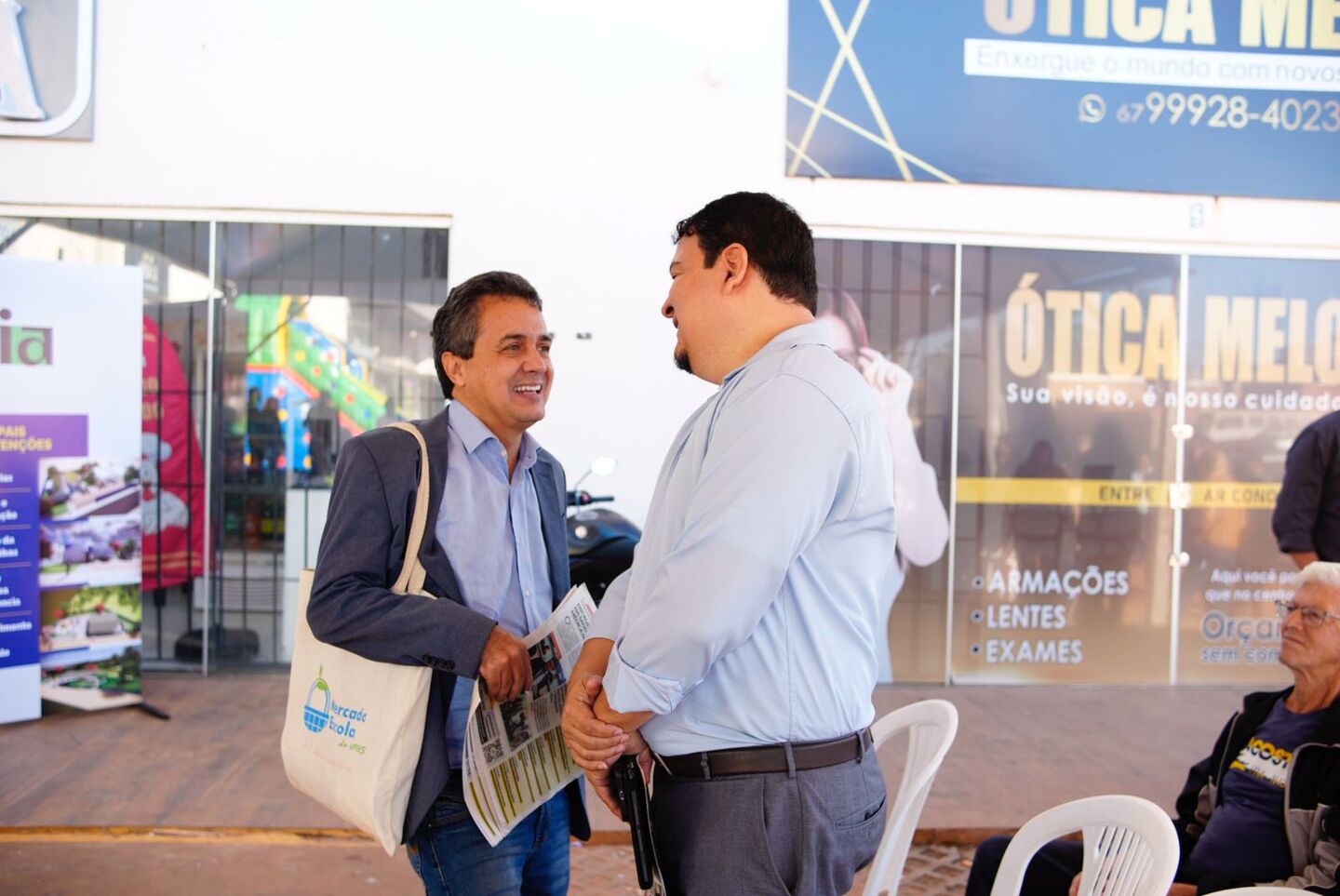 O vereador Landmark Rios conversou com Samuel Cardoso, representante do Minist&eacute;rio das Cidades, sobre as a&ccedil;&otilde;es do Programa Periferia Viva. Foto: Pedro Roque