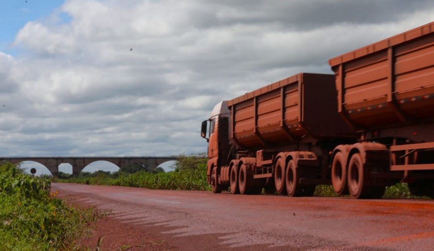 Caminh&otilde;es transpordando min&eacute;rio: uma rotina di&aacute;ria.